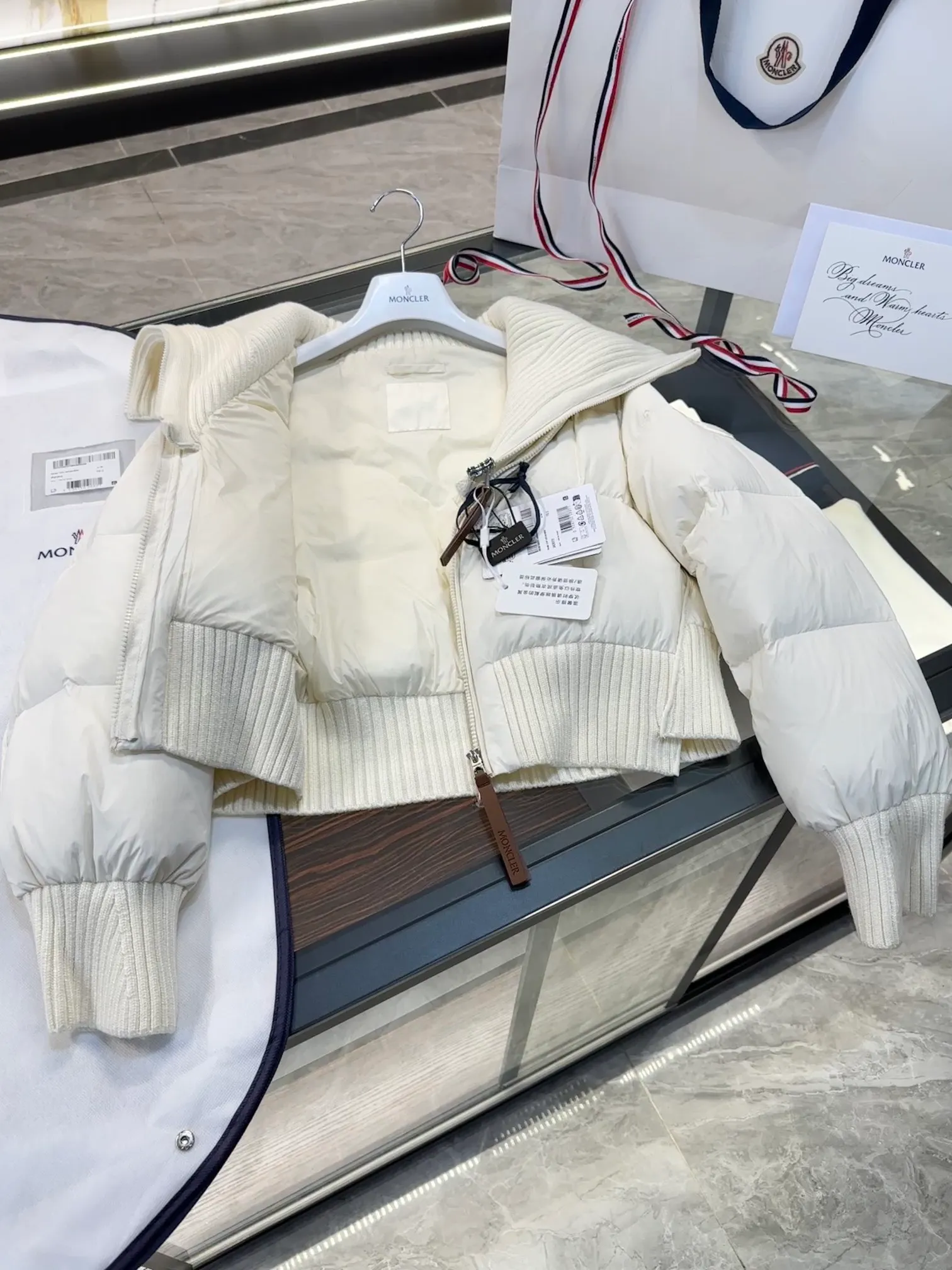Moncler Jadeite/Moncler's new women's patchwork fake two-piece short down jacket. More details, real shots. P820