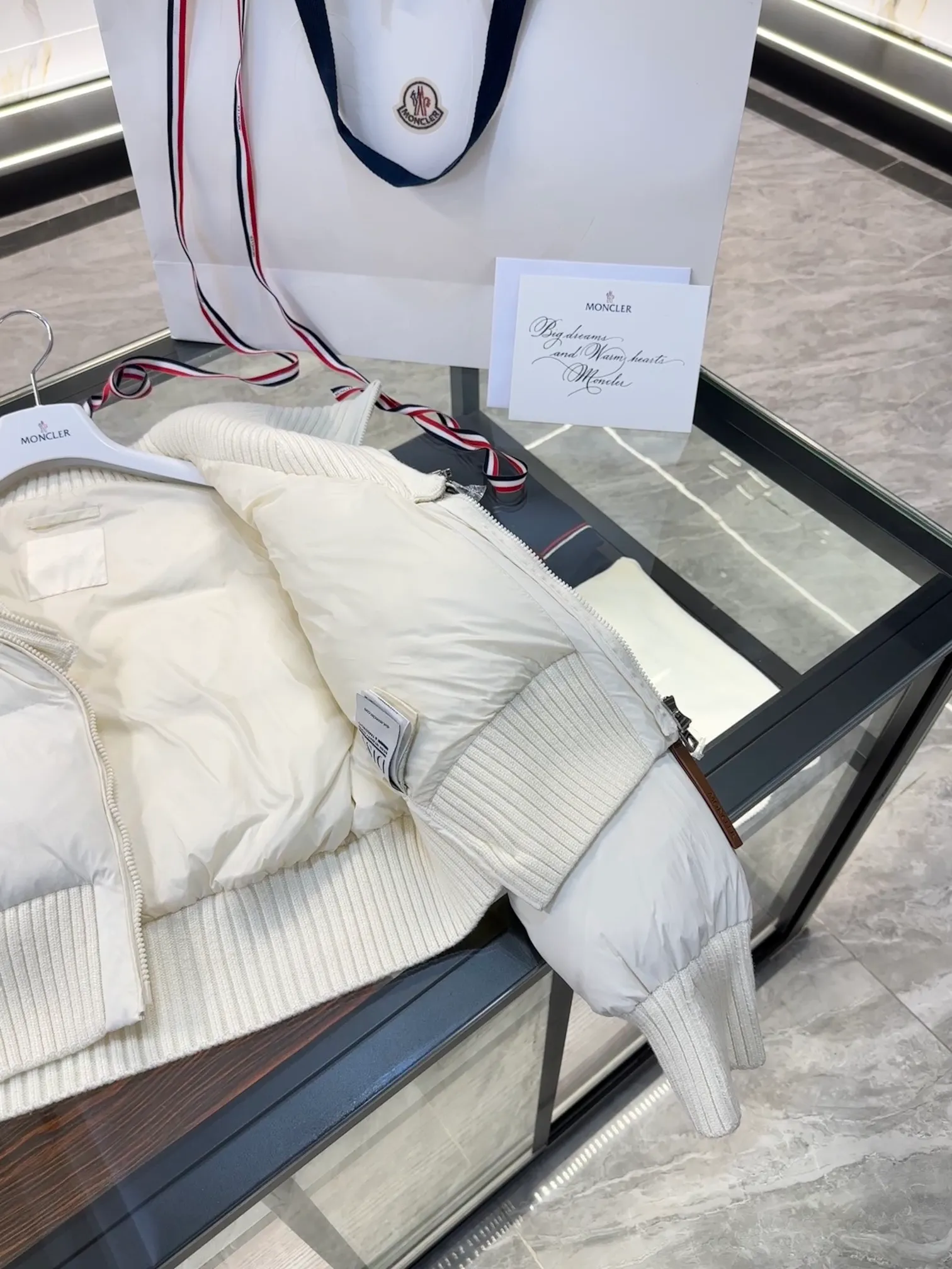 Moncler Jadeite/Moncler's new women's patchwork fake two-piece short down jacket. More details, real shots. P820