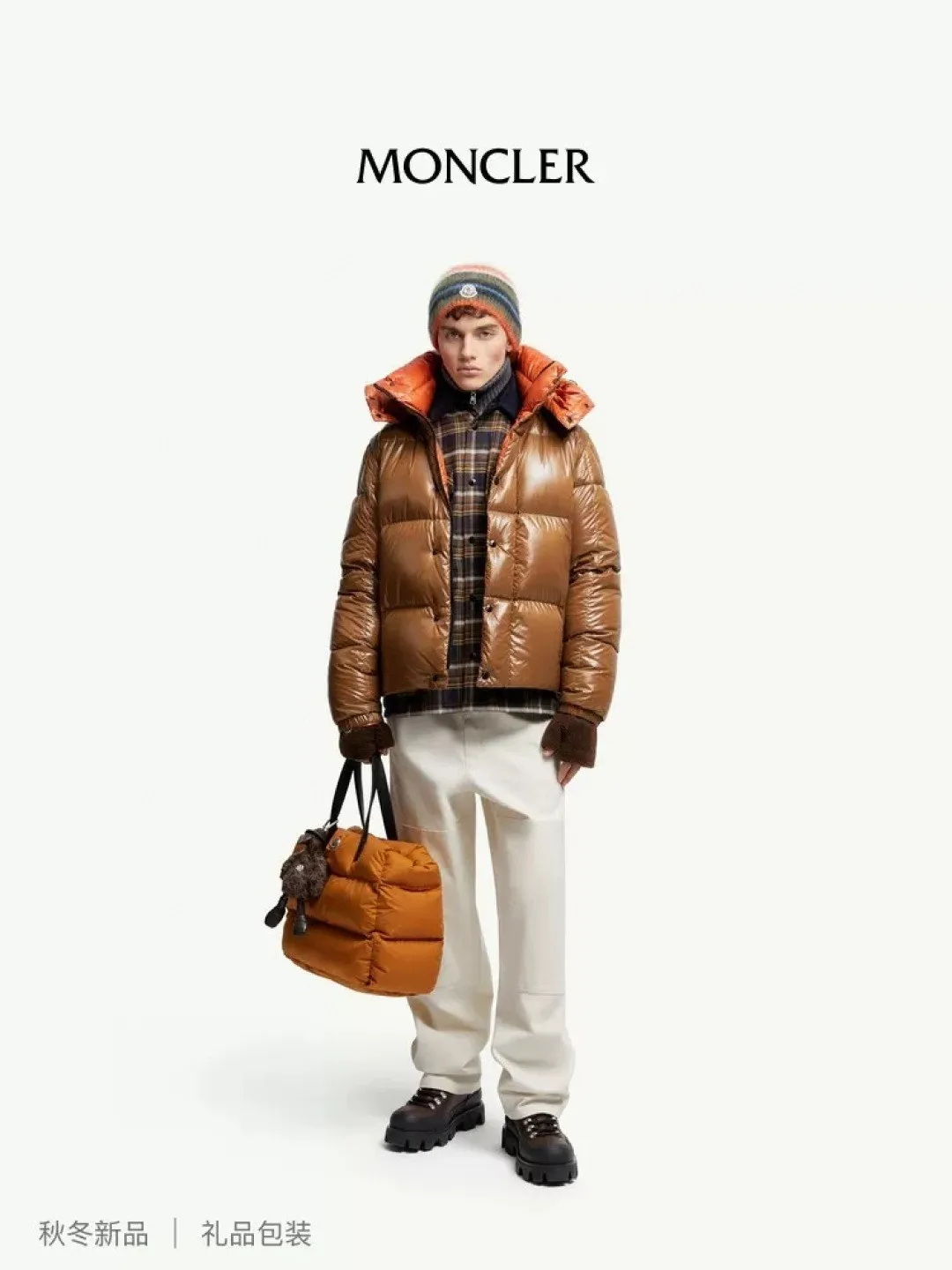 P800 Moncler's new Parana men's black gold hooded short down jacket, the Parana down jacket has an eye-catching glossy texture. This short down jacket is made of nylonlaque fabric, which is lightweight, warm, breathable and comfortable. The warm design and removable hood make it easy to handle all weather conditions. Size: 12345 Color: light brown black emerald green olive green