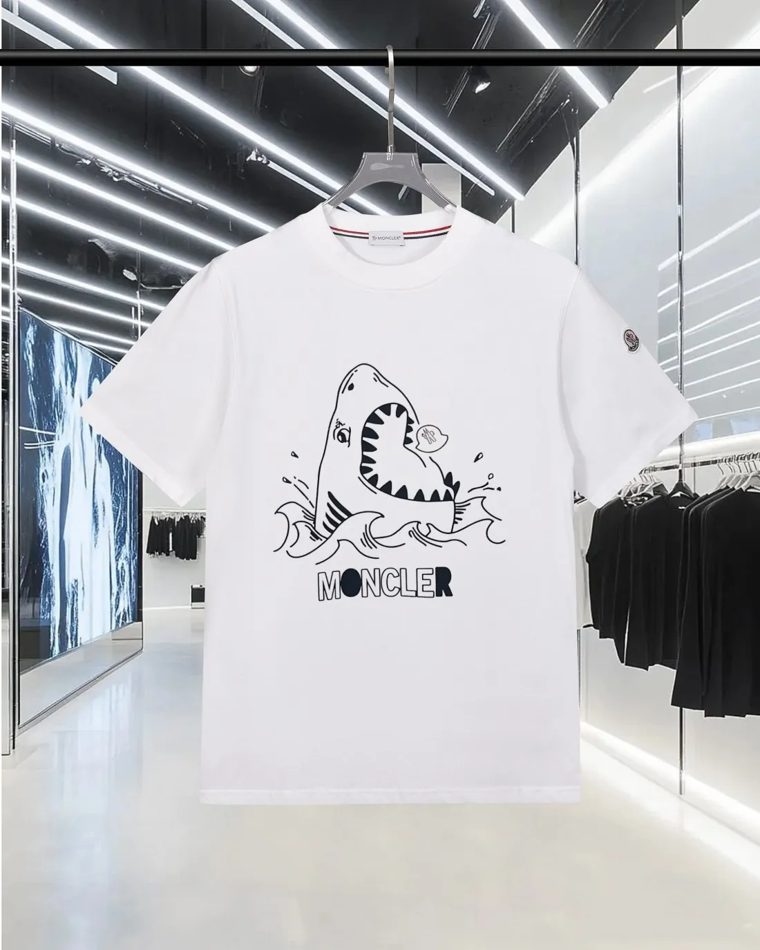 P150 MONCLER/Muzzled 300g pure cotton round neck short-sleeved T-shirt Brand classic Shark🦈 letter LOGO embossed process 2025ss official synchronization High version High quality Fashionable personality Versatile trend Pure original quality Original fabric Hang tag Collar label Washed wheat Complete with three standards Color: Black. White. Size: S M L XL XXL