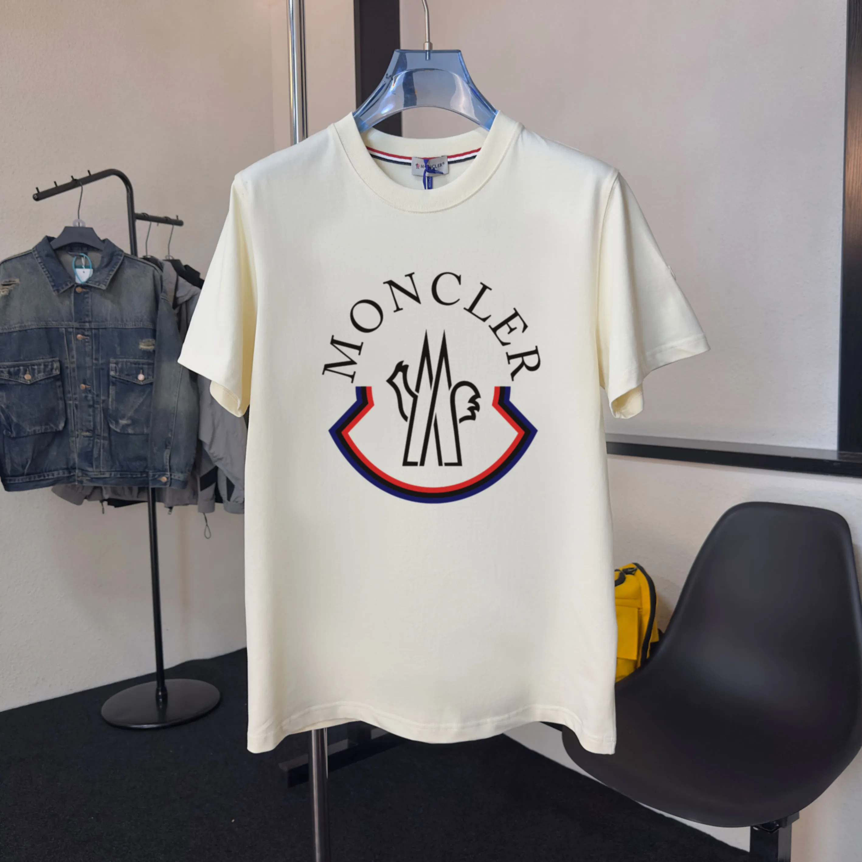 P140 💰Upgraded version "Mobile phone smart sensor ~ NFC chip armband ~ direct access to the official website for anti-counterfeiting" "Moncler ~ Mouth Mouth" 2025 new high-quality round neck short-sleeved T-shirt. The cuffs have imported embroidered labels. Customized dyeing, very comfortable to touch. Super versatile and good-looking short-sleeved. Complete with three labels. Non-market ordinary version. Feel free to compare. Quality is absolutely guaranteed! ‼ First of all, this original fabric is all custom-woven with 32-count double yarn fabric, 250G, and the weight is the same‼ Fine workmanship, double waistcoat method, double waistcoat method, double waistcoat method makes the whole dress more three-dimensional, which is not a craft that ordinary T-shirts can achieve🤪 Size: S-M-L-XL-2XL Color: black, white, apricot, same style for men and women