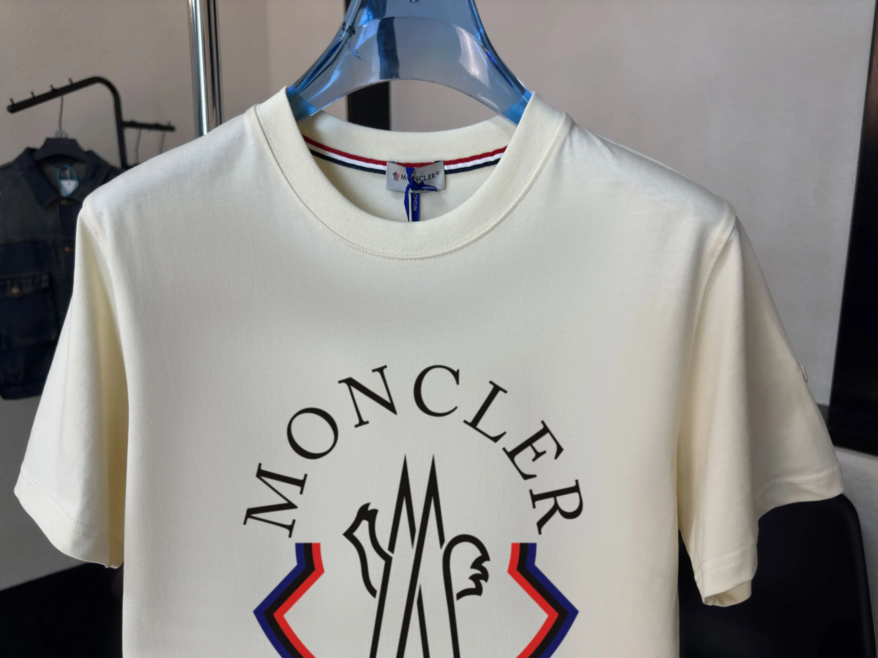 P140 💰Upgraded version "Mobile phone smart sensor ~ NFC chip armband ~ direct access to the official website for anti-counterfeiting" "Moncler ~ Mouth Mouth" 2025 new high-quality round neck short-sleeved T-shirt. The cuffs have imported embroidered labels. Customized dyeing, very comfortable to touch. Super versatile and good-looking short-sleeved. Complete with three labels. Non-market ordinary version. Feel free to compare. Quality is absolutely guaranteed! ‼ First of all, this original fabric is all custom-woven with 32-count double yarn fabric, 250G, and the weight is the same‼ Fine workmanship, double waistcoat method, double waistcoat method, double waistcoat method makes the whole dress more three-dimensional, which is not a craft that ordinary T-shirts can achieve🤪 Size: S-M-L-XL-2XL Color: black, white, apricot, same style for men and women