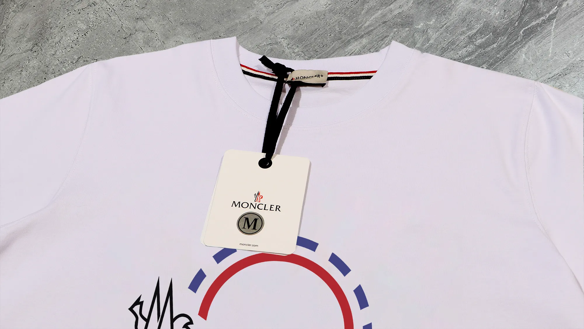 P140￼ Upgraded version "Mobile phone smart sensor ~ NFC chip armband ~ Direct access to the official website for anti-counterfeiting" "Moncler ~ Mouth covering" 2025 new high-quality round neck short-sleeved T-shirt. The cuffs have imported embroidered labels. Customized dyeing, very comfortable. Super versatile and good-looking short-sleeved. Complete with three labels. Non-market ordinary version. Feel free to compare. Quality is absolutely guaranteed! ‼ First of all, this original fabric is all custom-woven with 32-count double yarn fabric, 250G, and the weight is the same‼ Fine workmanship, double waistcoat method, double waistcoat method, double waistcoat method makes the whole dress more three-dimensional, which is not a craft that ordinary T-shirts can achieve🤪 Size: S-M-L-XL-2XL Color: black, white, apricot, same style for men and women