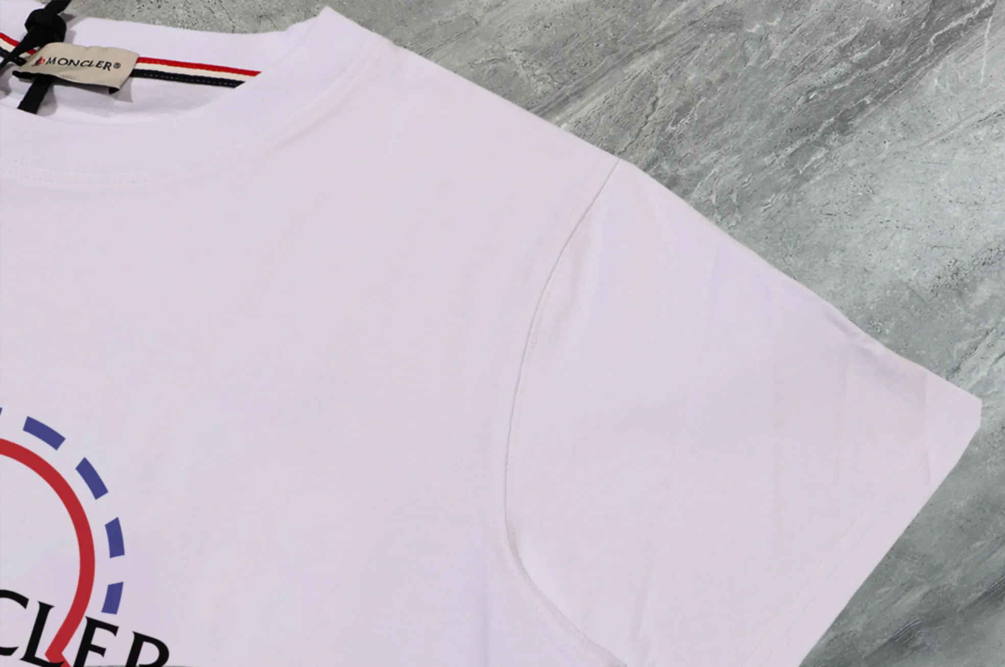 P140￼ Upgraded version "Mobile phone smart sensor ~ NFC chip armband ~ Direct access to the official website for anti-counterfeiting" "Moncler ~ Mouth covering" 2025 new high-quality round neck short-sleeved T-shirt. The cuffs have imported embroidered labels. Customized dyeing, very comfortable. Super versatile and good-looking short-sleeved. Complete with three labels. Non-market ordinary version. Feel free to compare. Quality is absolutely guaranteed! ‼ First of all, this original fabric is all custom-woven with 32-count double yarn fabric, 250G, and the weight is the same‼ Fine workmanship, double waistcoat method, double waistcoat method, double waistcoat method makes the whole dress more three-dimensional, which is not a craft that ordinary T-shirts can achieve🤪 Size: S-M-L-XL-2XL Color: black, white, apricot, same style for men and women
