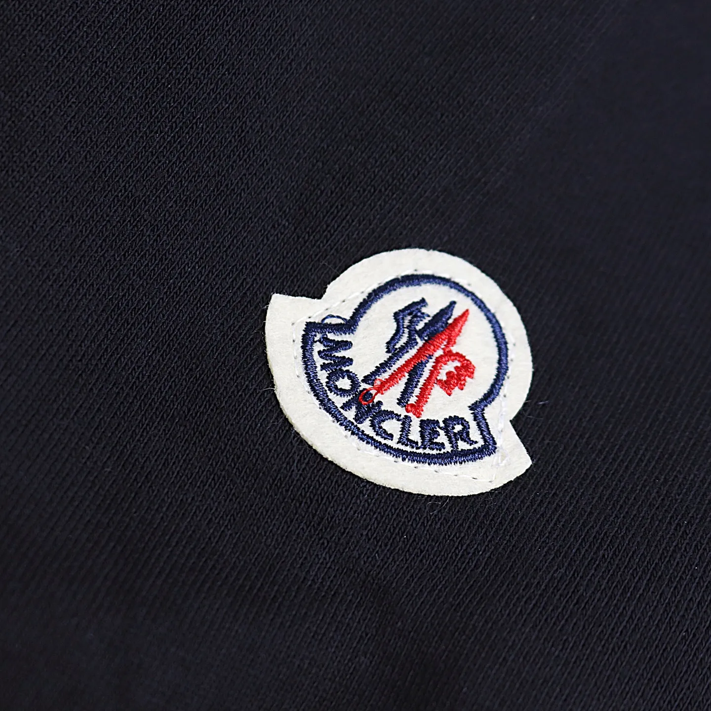 P234 Style number: 856 〈MONCLER〉 Mongolian hooded sweatshirt. The price of the hooded sweatshirt is actually quite advantageous. Those who have been to the counters should know that the price of the hooded sweatshirt is not much cheaper than that of Gucci Burberry. It is just relatively low-key and unwilling to hype. It is a picture that you want to buy or not. It has an arrogant existence... ✅Original custom-made with logo eyelets and hood ✅460g 100% cotton wool-eating fabric OS version is too large ✅Matched with the original high-weight double yarn thread ✅Correct three-needle and five-thread craftsmanship Chain edge Color: Black White Size S M L