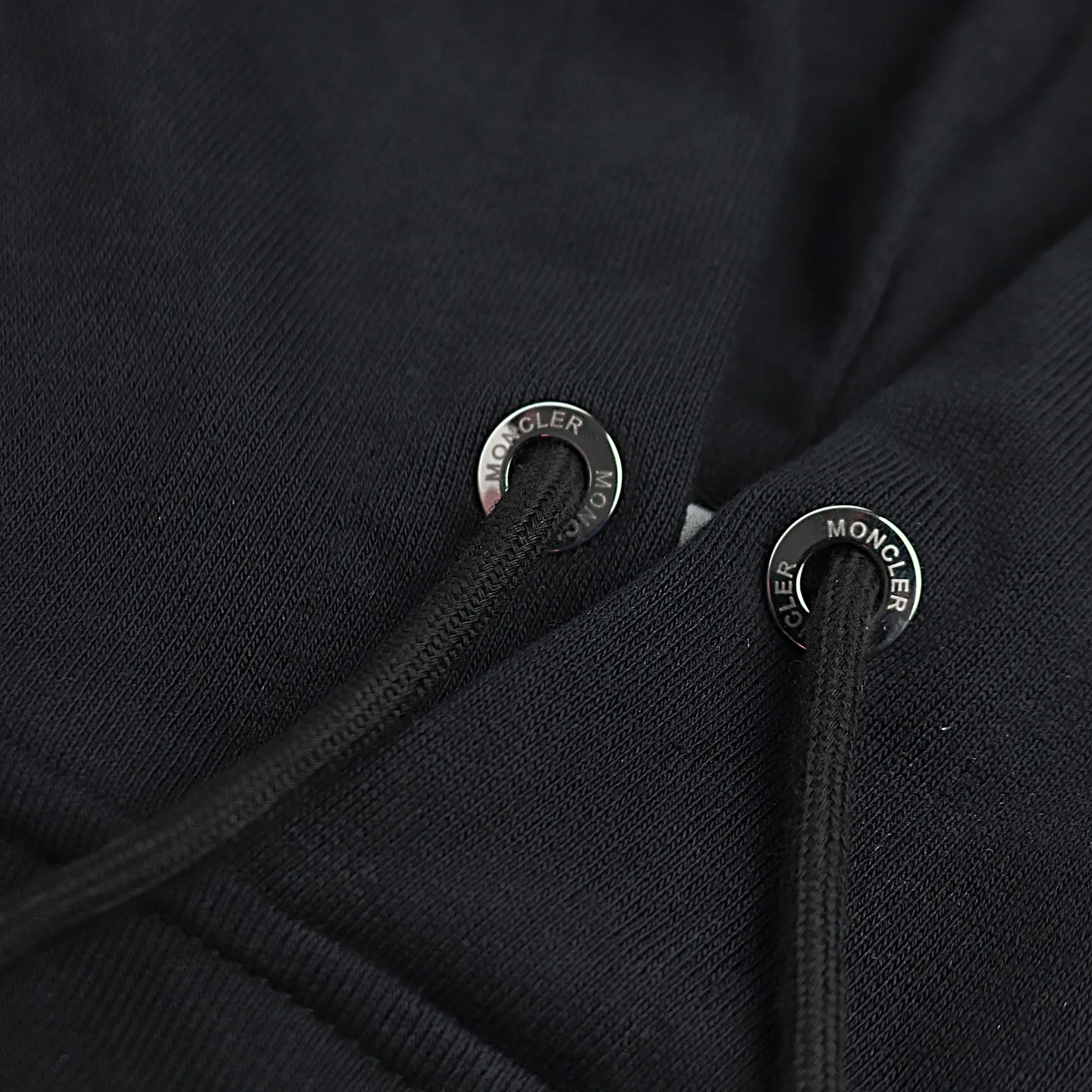 P234 Style number: 856 〈MONCLER〉 Mongolian hooded sweatshirt. The price of the hooded sweatshirt is actually quite advantageous. Those who have been to the counters should know that the price of the hooded sweatshirt is not much cheaper than that of Gucci Burberry. It is just relatively low-key and unwilling to hype. It is a picture that you want to buy or not. It has an arrogant existence... ✅Original custom-made with logo eyelets and hood ✅460g 100% cotton wool-eating fabric OS version is too large ✅Matched with the original high-weight double yarn thread ✅Correct three-needle and five-thread craftsmanship Chain edge Color: Black White Size S M L