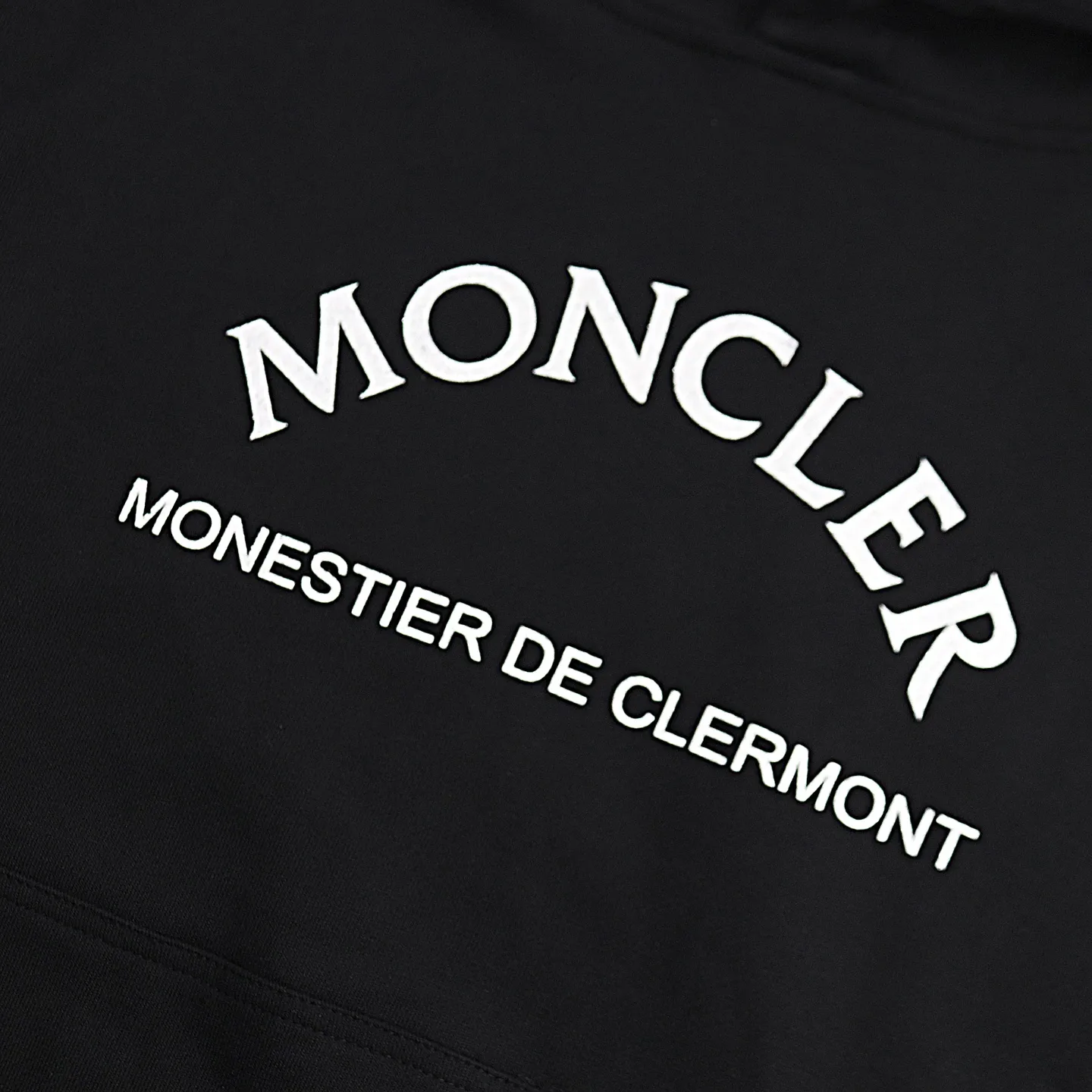 P234 Style number: 856 〈MONCLER〉 Mongolian hooded sweatshirt. The price of the hooded sweatshirt is actually quite advantageous. Those who have been to the counters should know that the price of the hooded sweatshirt is not much cheaper than that of Gucci Burberry. It is just relatively low-key and unwilling to hype. It is a picture that you want to buy or not. It has an arrogant existence... ✅Original custom-made with logo eyelets and hood ✅460g 100% cotton wool-eating fabric OS version is too large ✅Matched with the original high-weight double yarn thread ✅Correct three-needle and five-thread craftsmanship Chain edge Color: Black White Size S M L