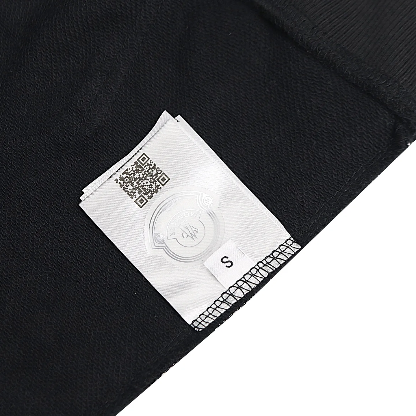 P234 Style number: 856 〈MONCLER〉 Mongolian hooded sweatshirt. The price of the hooded sweatshirt is actually quite advantageous. Those who have been to the counters should know that the price of the hooded sweatshirt is not much cheaper than that of Gucci Burberry. It is just relatively low-key and unwilling to hype. It is a picture that you want to buy or not. It has an arrogant existence... ✅Original custom-made with logo eyelets and hood ✅460g 100% cotton wool-eating fabric OS version is too large ✅Matched with the original high-weight double yarn thread ✅Correct three-needle and five-thread craftsmanship Chain edge Color: Black White Size S M L