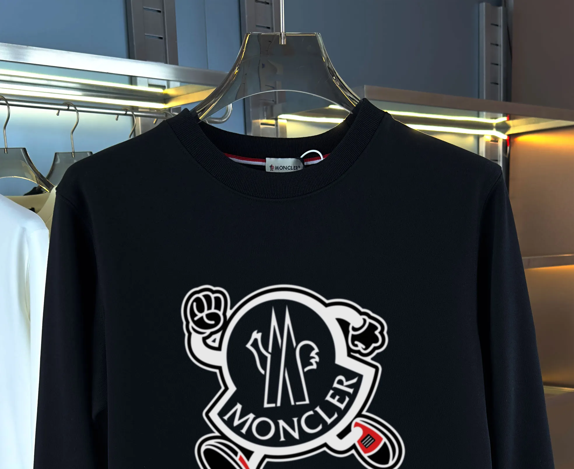 P210 high version sweatshirt) 📦With exclusive picture packaging📦 [Long-term ready stock] Upgraded version "Mobile phone smart sensor ~ NFC chip armband ~ Direct access to the official website anti-counterfeiting" 〖 𝐌𝐎𝐍𝐂𝐋𝐄𝐑 ~ Mouth covering〗 2025 new high quality, using 450g heavyweight fabric Different from the market currency, you can mix and match everything at will and you will be handsome😎The whole clothes is made of double waistcoats. The double waistcoats make the whole dress more three-dimensional. It is not an ordinary factory that can do such fine work. 2025 autumn and winter new style, on sale at the counter, exquisite printed round neck terry sweatshirt. High-end double-ply cotton. Customized stretch ribs are dyed in the same vat. Three standards are complete. It is matched with digital printing patterns and is very breathable. Same style for men and women. Color: black, white, apricot. Size: S M L XL 2XL
