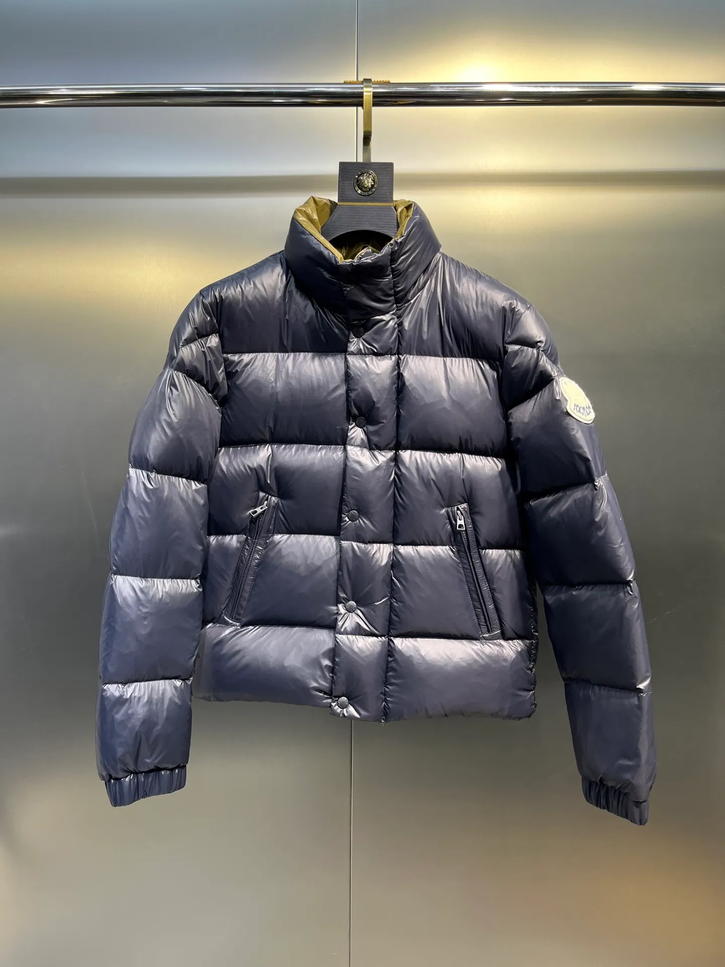 P900 Moncler🌟Moncler's new Tripiti men's short down jacket. The Tripiti down jacket is made of functional shiny nylon fabric, which is comfortable and warm without being heavy. Chenille logo patch highlights the essence of the brand. Style number: Dabiao 1952 Size: 12345