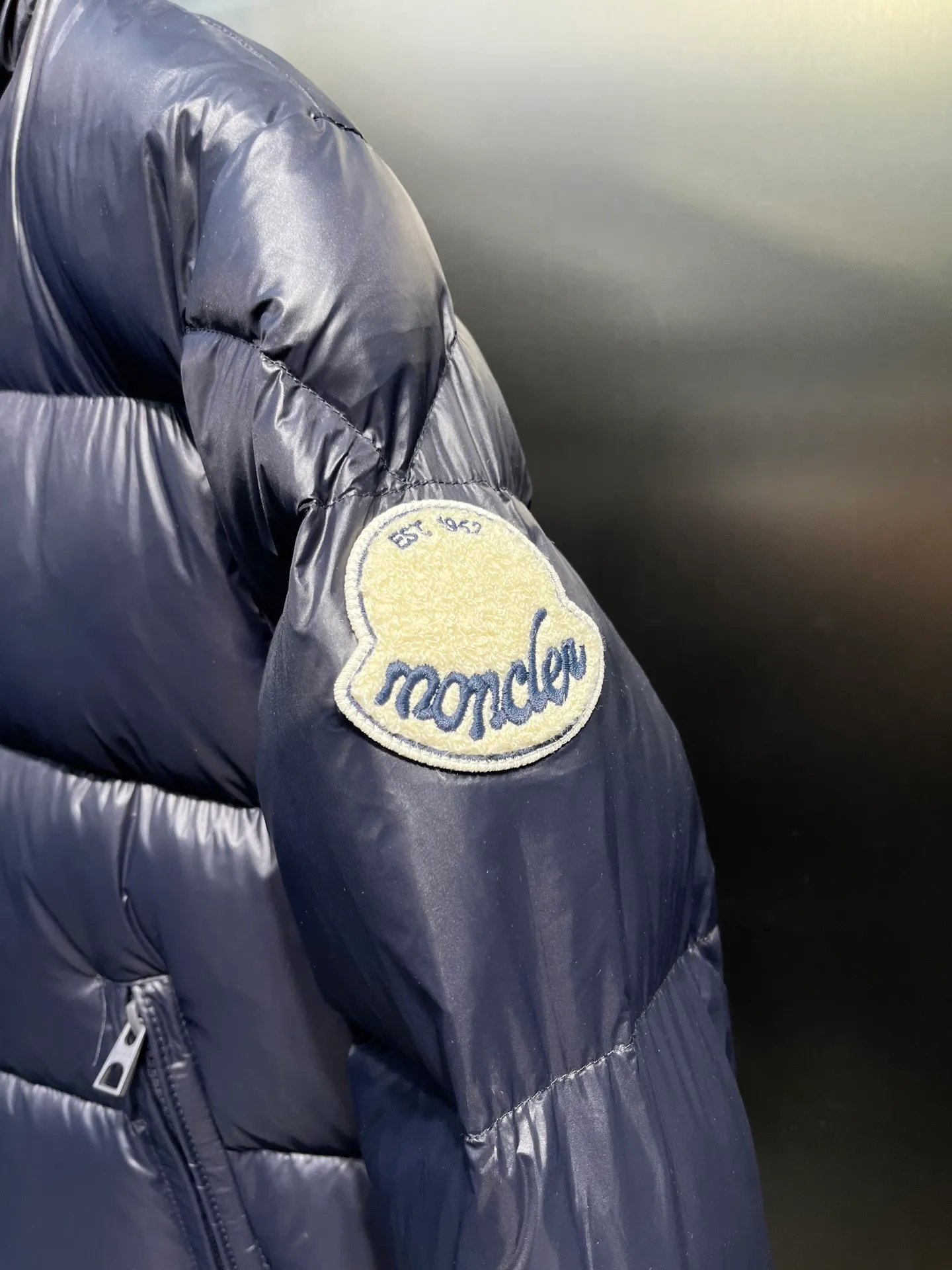 P900 Moncler🌟Moncler's new Tripiti men's short down jacket. The Tripiti down jacket is made of functional shiny nylon fabric, which is comfortable and warm without being heavy. Chenille logo patch highlights the essence of the brand. Style number: Dabiao 1952 Size: 12345