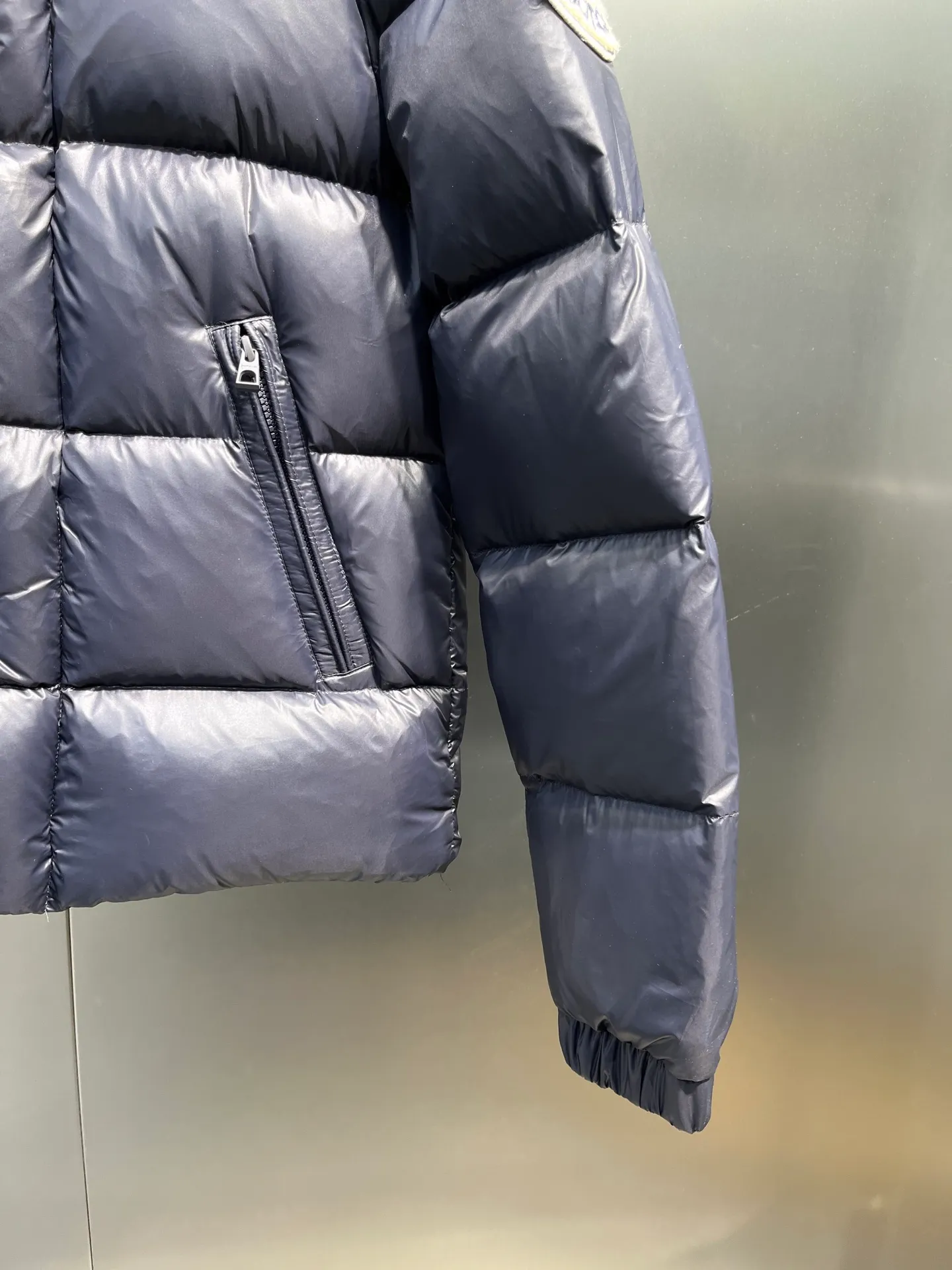 P900 Moncler🌟Moncler's new Tripiti men's short down jacket. The Tripiti down jacket is made of functional shiny nylon fabric, which is comfortable and warm without being heavy. Chenille logo patch highlights the essence of the brand. Style number: Dabiao 1952 Size: 12345