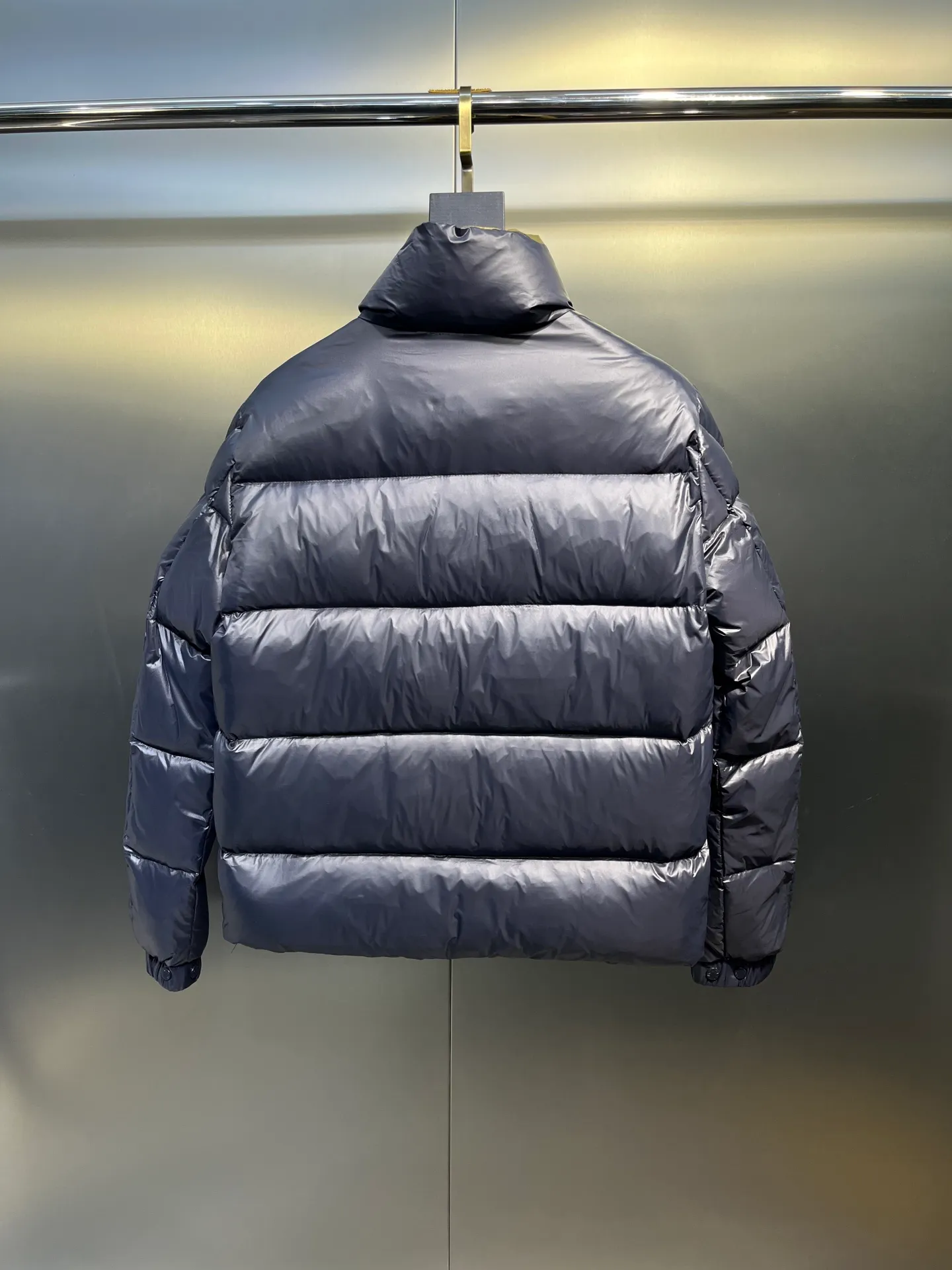 P900 Moncler🌟Moncler's new Tripiti men's short down jacket. The Tripiti down jacket is made of functional shiny nylon fabric, which is comfortable and warm without being heavy. Chenille logo patch highlights the essence of the brand. Style number: Dabiao 1952 Size: 12345