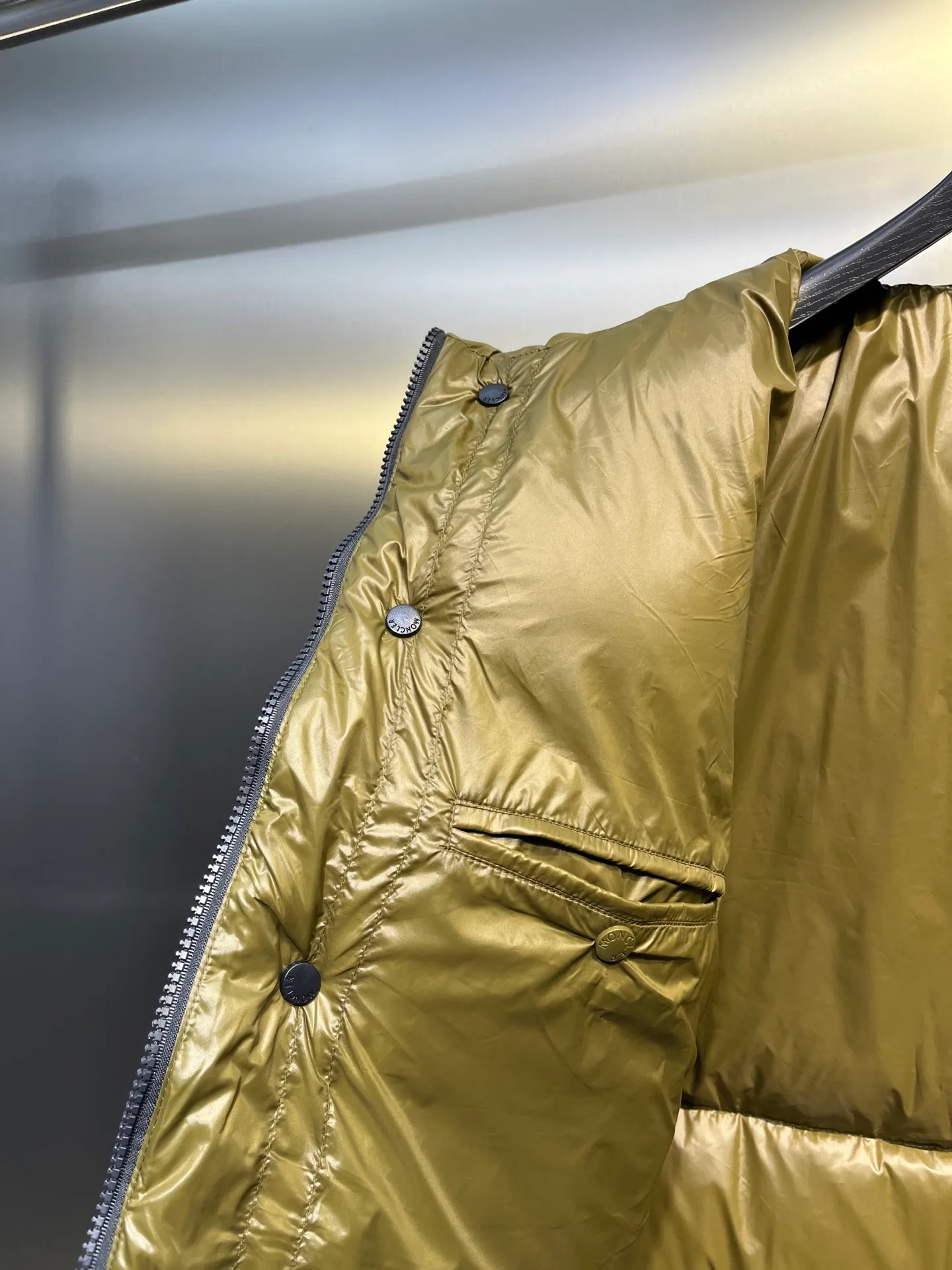 P900 Moncler🌟Moncler's new Tripiti men's short down jacket. The Tripiti down jacket is made of functional shiny nylon fabric, which is comfortable and warm without being heavy. Chenille logo patch highlights the essence of the brand. Style number: Dabiao 1952 Size: 12345