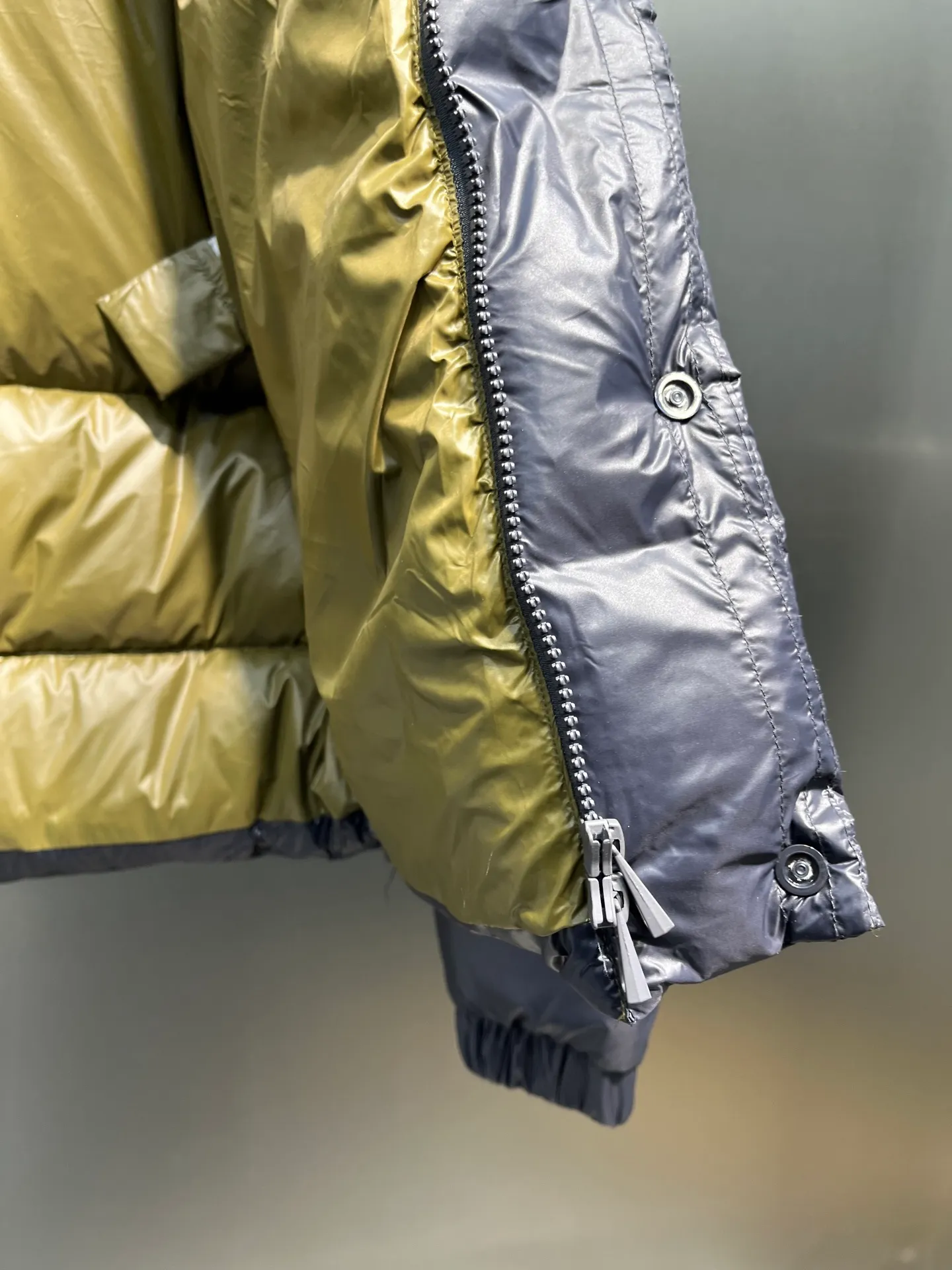 P900 Moncler🌟Moncler's new Tripiti men's short down jacket. The Tripiti down jacket is made of functional shiny nylon fabric, which is comfortable and warm without being heavy. Chenille logo patch highlights the essence of the brand. Style number: Dabiao 1952 Size: 12345