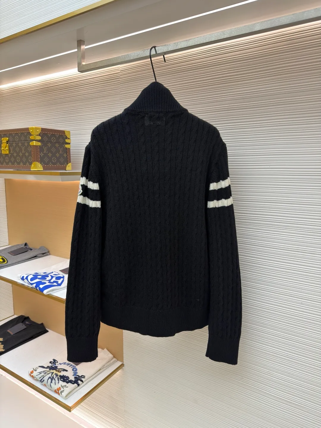 P790 Moncler Striped Stand Collar Zippered Long Sleeve Down Jacket ●Item No.: 1682216-C55 ●Material: down fabric ●Technology: knitting ●Version: Fitted version ●Weight: about 680 grams ●Size: 1-2-3-4 ●Description: The splicing design of sweater and down jacket retains the thermal performance of down jacket. It is famous for its high-quality white goose down filling, which has excellent thermal insulation effect. The sweater is made of natural fibers such as wool and cashmere, which is soft and comfortable, and has good skin-friendly properties. The sweater and down jacket are carefully spliced ​​to ensure comfortable wearing and are not prone to threading or lint loss. The overall wiring is straight and delicate, the fabric is comfortable and soft, and the color is consistent without color difference. It can be matched with the same style to create a fashionable look and control various occasions. Customized accessories, complete with three standards, same style for men and women!