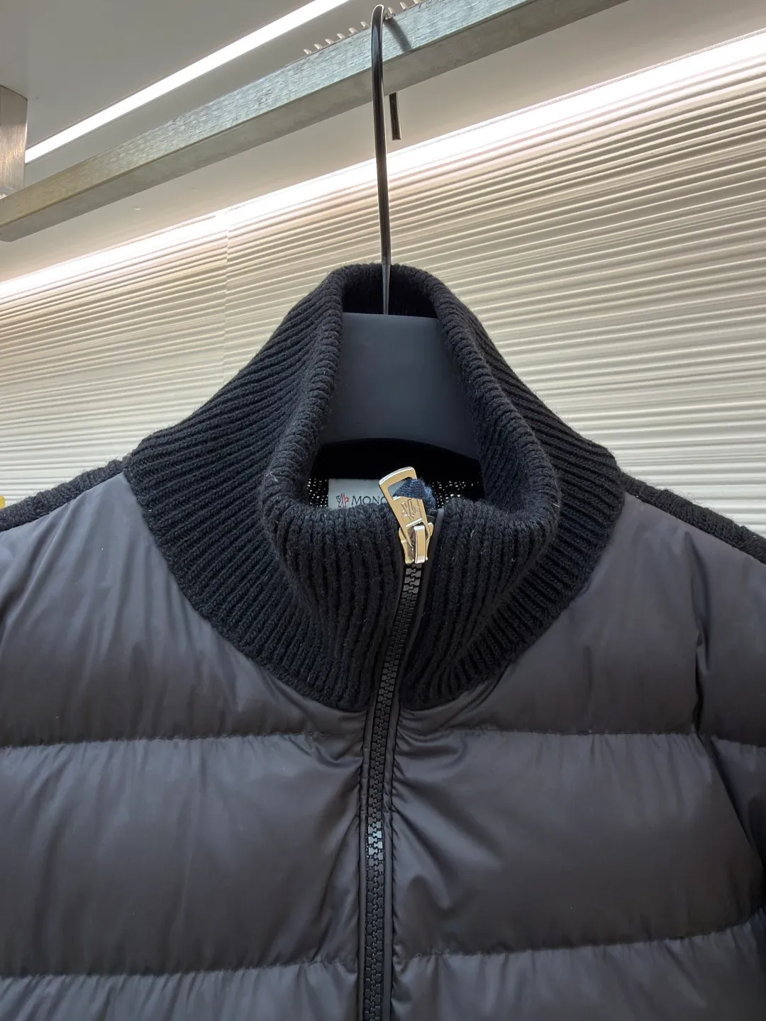 P790 Moncler Striped Stand Collar Zippered Long Sleeve Down Jacket ●Item No.: 1682216-C55 ●Material: down fabric ●Technology: knitting ●Version: Fitted version ●Weight: about 680 grams ●Size: 1-2-3-4 ●Description: The splicing design of sweater and down jacket retains the thermal performance of down jacket. It is famous for its high-quality white goose down filling, which has excellent thermal insulation effect. The sweater is made of natural fibers such as wool and cashmere, which is soft and comfortable, and has good skin-friendly properties. The sweater and down jacket are carefully spliced ​​to ensure comfortable wearing and are not prone to threading or lint loss. The overall wiring is straight and delicate, the fabric is comfortable and soft, and the color is consistent without color difference. It can be matched with the same style to create a fashionable look and control various occasions. Customized accessories, complete with three standards, same style for men and women!
