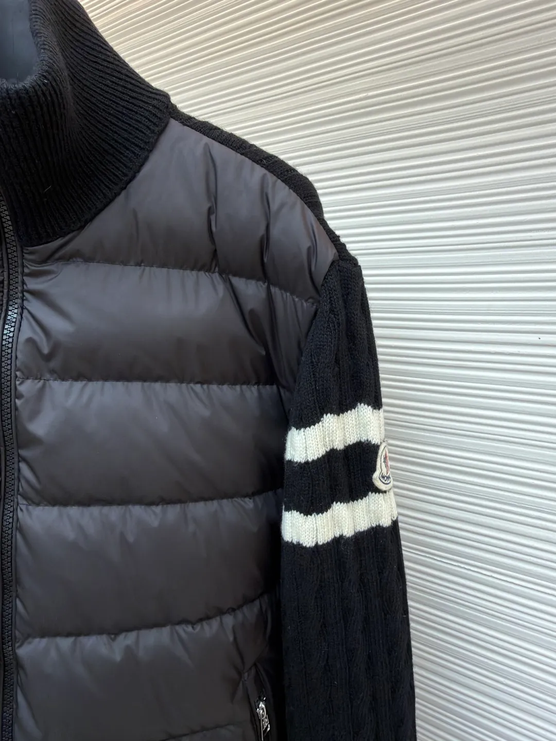 P790 Moncler Striped Stand Collar Zippered Long Sleeve Down Jacket ●Item No.: 1682216-C55 ●Material: down fabric ●Technology: knitting ●Version: Fitted version ●Weight: about 680 grams ●Size: 1-2-3-4 ●Description: The splicing design of sweater and down jacket retains the thermal performance of down jacket. It is famous for its high-quality white goose down filling, which has excellent thermal insulation effect. The sweater is made of natural fibers such as wool and cashmere, which is soft and comfortable, and has good skin-friendly properties. The sweater and down jacket are carefully spliced ​​to ensure comfortable wearing and are not prone to threading or lint loss. The overall wiring is straight and delicate, the fabric is comfortable and soft, and the color is consistent without color difference. It can be matched with the same style to create a fashionable look and control various occasions. Customized accessories, complete with three standards, same style for men and women!