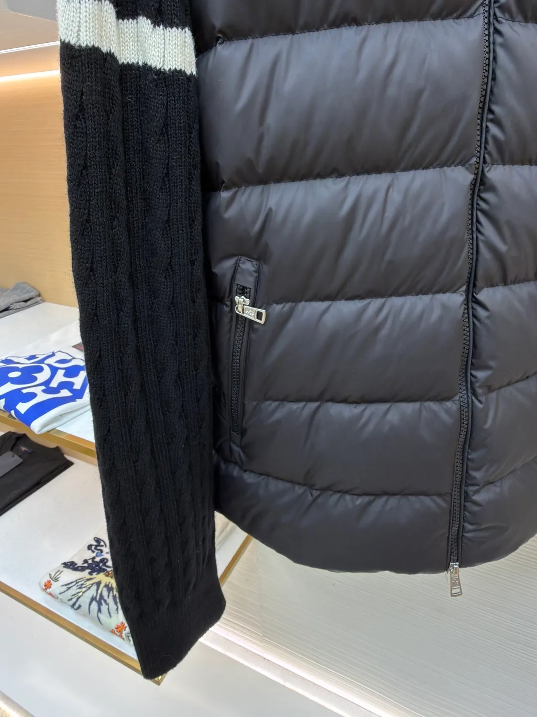 P790 Moncler Striped Stand Collar Zippered Long Sleeve Down Jacket ●Item No.: 1682216-C55 ●Material: down fabric ●Technology: knitting ●Version: Fitted version ●Weight: about 680 grams ●Size: 1-2-3-4 ●Description: The splicing design of sweater and down jacket retains the thermal performance of down jacket. It is famous for its high-quality white goose down filling, which has excellent thermal insulation effect. The sweater is made of natural fibers such as wool and cashmere, which is soft and comfortable, and has good skin-friendly properties. The sweater and down jacket are carefully spliced ​​to ensure comfortable wearing and are not prone to threading or lint loss. The overall wiring is straight and delicate, the fabric is comfortable and soft, and the color is consistent without color difference. It can be matched with the same style to create a fashionable look and control various occasions. Customized accessories, complete with three standards, same style for men and women!