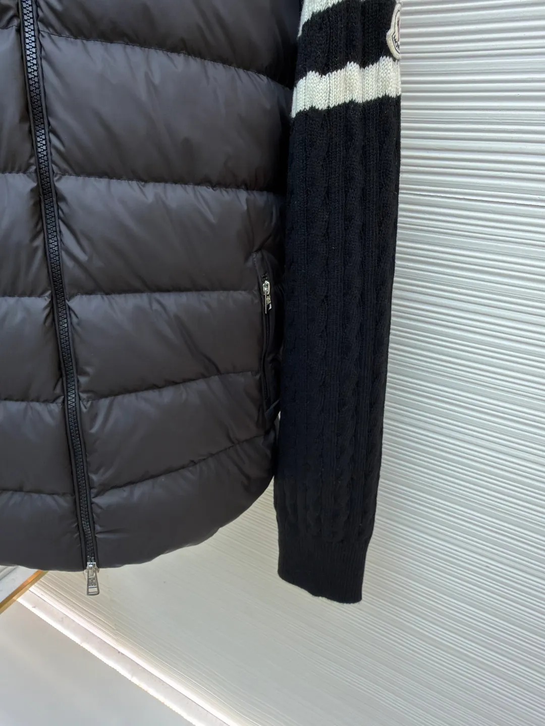 P790 Moncler Striped Stand Collar Zippered Long Sleeve Down Jacket ●Item No.: 1682216-C55 ●Material: down fabric ●Technology: knitting ●Version: Fitted version ●Weight: about 680 grams ●Size: 1-2-3-4 ●Description: The splicing design of sweater and down jacket retains the thermal performance of down jacket. It is famous for its high-quality white goose down filling, which has excellent thermal insulation effect. The sweater is made of natural fibers such as wool and cashmere, which is soft and comfortable, and has good skin-friendly properties. The sweater and down jacket are carefully spliced ​​to ensure comfortable wearing and are not prone to threading or lint loss. The overall wiring is straight and delicate, the fabric is comfortable and soft, and the color is consistent without color difference. It can be matched with the same style to create a fashionable look and control various occasions. Customized accessories, complete with three standards, same style for men and women!