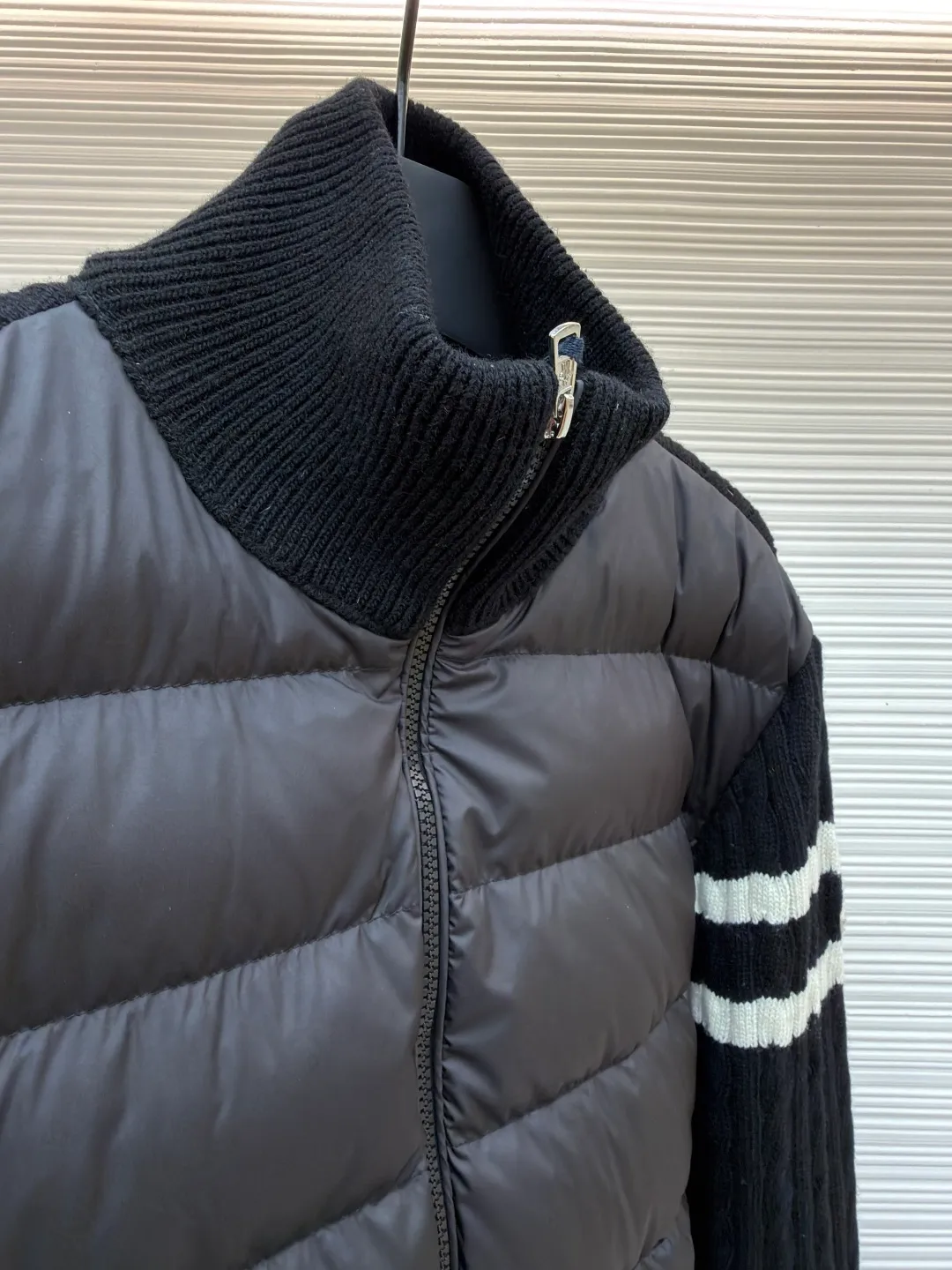 P790 Moncler Striped Stand Collar Zippered Long Sleeve Down Jacket ●Item No.: 1682216-C55 ●Material: down fabric ●Technology: knitting ●Version: Fitted version ●Weight: about 680 grams ●Size: 1-2-3-4 ●Description: The splicing design of sweater and down jacket retains the thermal performance of down jacket. It is famous for its high-quality white goose down filling, which has excellent thermal insulation effect. The sweater is made of natural fibers such as wool and cashmere, which is soft and comfortable, and has good skin-friendly properties. The sweater and down jacket are carefully spliced ​​to ensure comfortable wearing and are not prone to threading or lint loss. The overall wiring is straight and delicate, the fabric is comfortable and soft, and the color is consistent without color difference. It can be matched with the same style to create a fashionable look and control various occasions. Customized accessories, complete with three standards, same style for men and women!