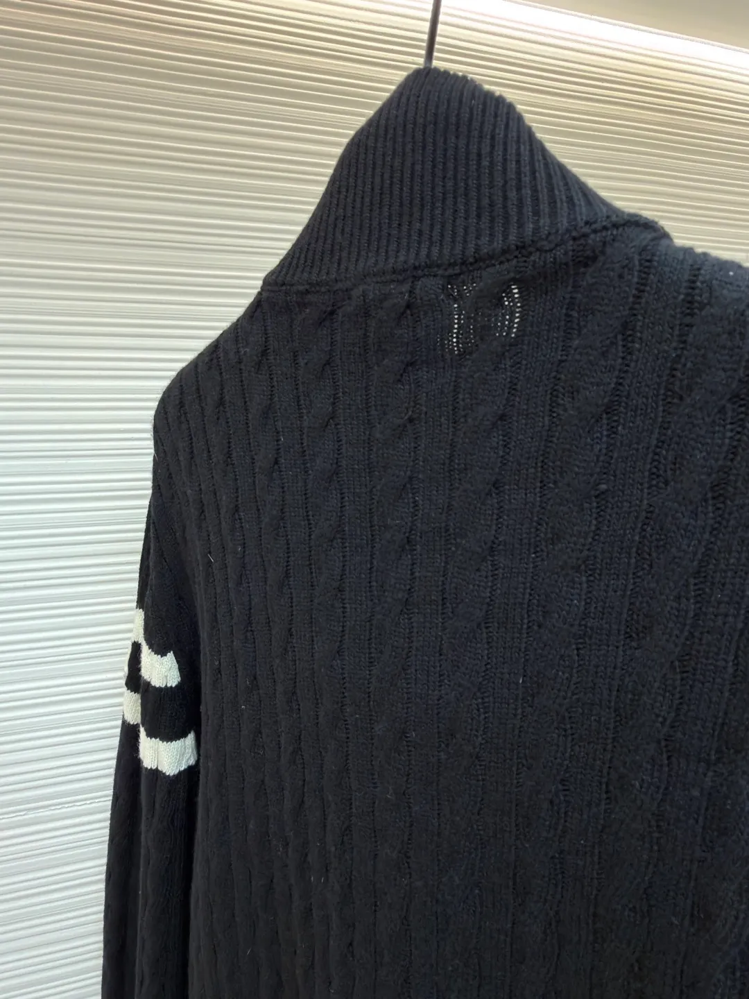 P790 Moncler Striped Stand Collar Zippered Long Sleeve Down Jacket ●Item No.: 1682216-C55 ●Material: down fabric ●Technology: knitting ●Version: Fitted version ●Weight: about 680 grams ●Size: 1-2-3-4 ●Description: The splicing design of sweater and down jacket retains the thermal performance of down jacket. It is famous for its high-quality white goose down filling, which has excellent thermal insulation effect. The sweater is made of natural fibers such as wool and cashmere, which is soft and comfortable, and has good skin-friendly properties. The sweater and down jacket are carefully spliced ​​to ensure comfortable wearing and are not prone to threading or lint loss. The overall wiring is straight and delicate, the fabric is comfortable and soft, and the color is consistent without color difference. It can be matched with the same style to create a fashionable look and control various occasions. Customized accessories, complete with three standards, same style for men and women!