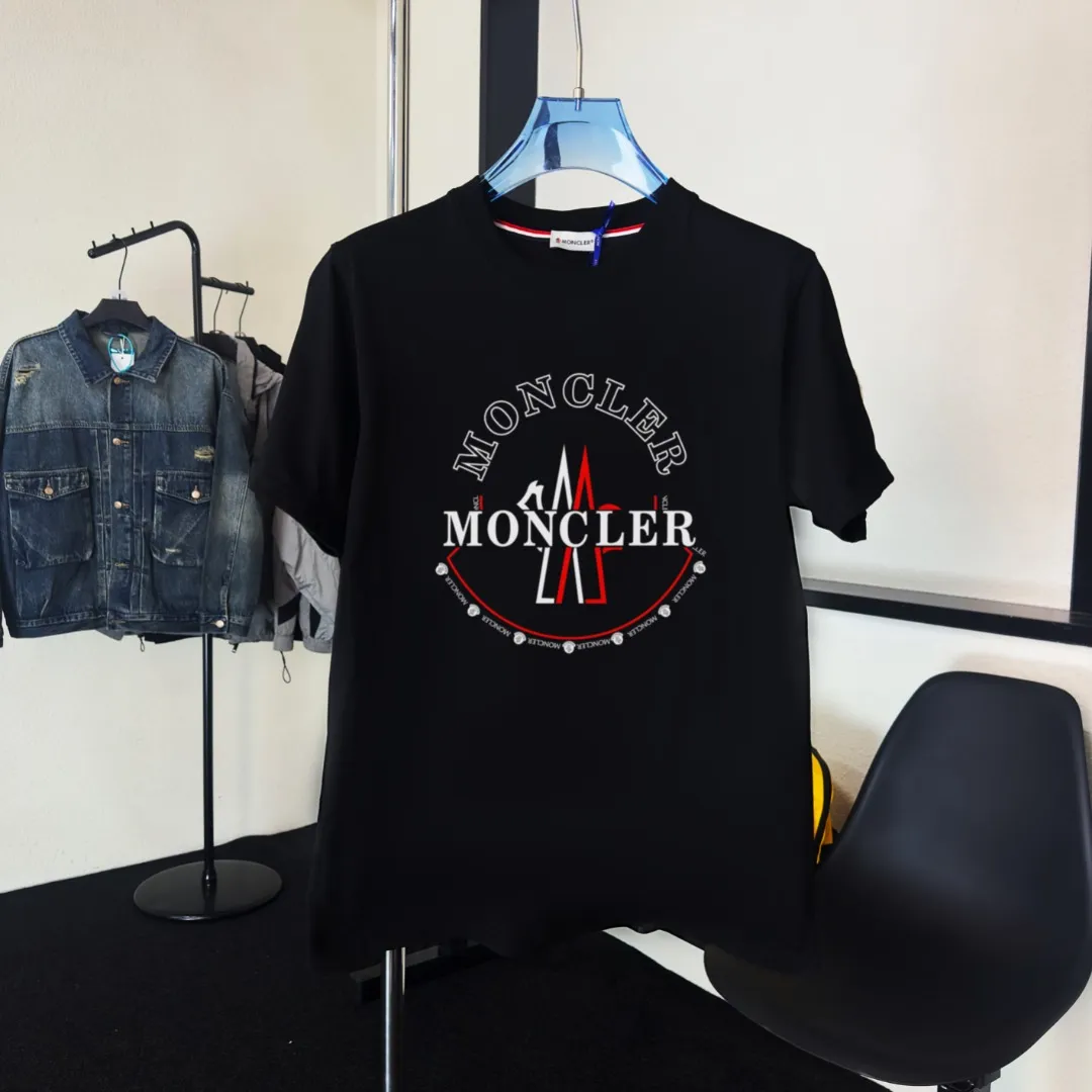 P140 Upgraded version "Mobile phone smart sensor ~ NFC chip armband ~ Direct access to the official website for anti-counterfeiting" "Moncler ~ Mouth Mouth" 2025 new high-quality round neck short-sleeved T-shirt. The cuffs have imported embroidered labels. Customized dyeing, very comfortable to touch. Super versatile and good-looking short-sleeved. Complete with three labels. Non-market ordinary version. Feel free to compare. Quality is absolutely guaranteed! ‼ First of all, this original fabric is all custom-woven with 32-count double yarn fabric, 250G, and the weight is the same‼ Fine workmanship, double waistcoat method, double waistcoat method, double waistcoat method makes the whole dress more three-dimensional, which is not a craft that ordinary T-shirts can achieve🤪 Size: S-M-L-XL-2XL Color: black, white, apricot, same style for men and women