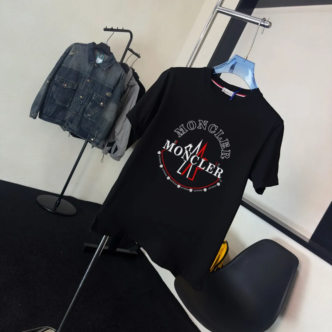 P140 Upgraded version "Mobile phone smart sensor ~ NFC chip armband ~ Direct access to the official website for anti-counterfeiting" "Moncler ~ Mouth Mouth" 2025 new high-quality round neck short-sleeved T-shirt. The cuffs have imported embroidered labels. Customized dyeing, very comfortable to touch. Super versatile and good-looking short-sleeved. Complete with three labels. Non-market ordinary version. Feel free to compare. Quality is absolutely guaranteed! ‼ First of all, this original fabric is all custom-woven with 32-count double yarn fabric, 250G, and the weight is the same‼ Fine workmanship, double waistcoat method, double waistcoat method, double waistcoat method makes the whole dress more three-dimensional, which is not a craft that ordinary T-shirts can achieve🤪 Size: S-M-L-XL-2XL Color: black, white, apricot, same style for men and women