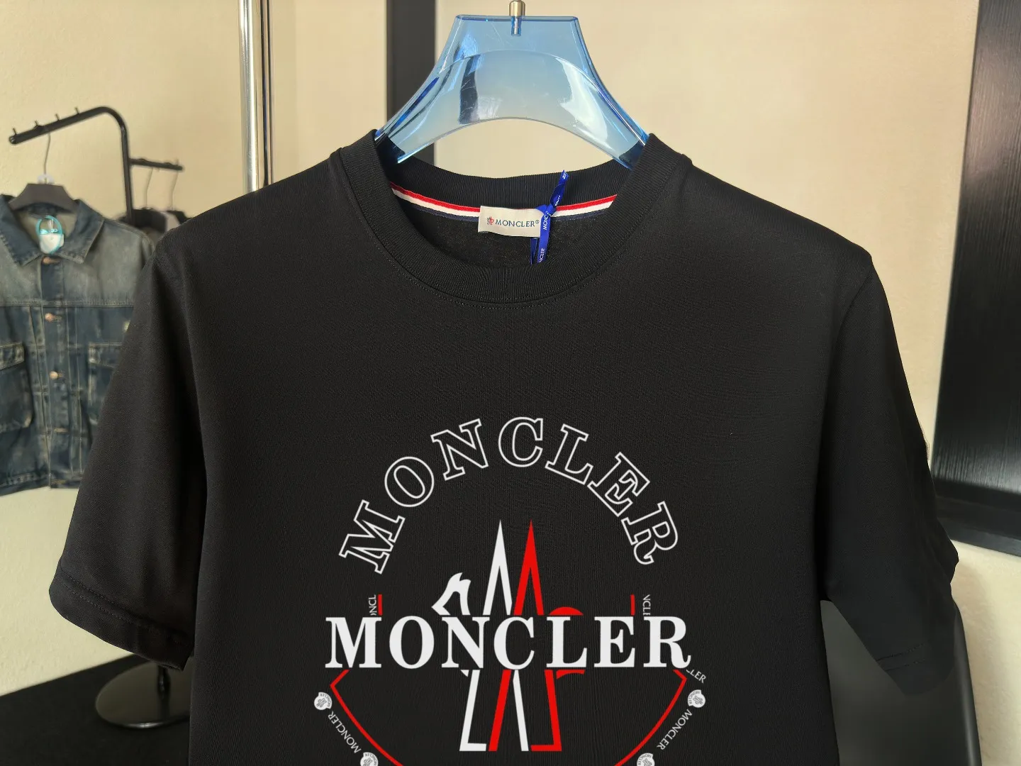 P140 Upgraded version "Mobile phone smart sensor ~ NFC chip armband ~ Direct access to the official website for anti-counterfeiting" "Moncler ~ Mouth Mouth" 2025 new high-quality round neck short-sleeved T-shirt. The cuffs have imported embroidered labels. Customized dyeing, very comfortable to touch. Super versatile and good-looking short-sleeved. Complete with three labels. Non-market ordinary version. Feel free to compare. Quality is absolutely guaranteed! ‼ First of all, this original fabric is all custom-woven with 32-count double yarn fabric, 250G, and the weight is the same‼ Fine workmanship, double waistcoat method, double waistcoat method, double waistcoat method makes the whole dress more three-dimensional, which is not a craft that ordinary T-shirts can achieve🤪 Size: S-M-L-XL-2XL Color: black, white, apricot, same style for men and women
