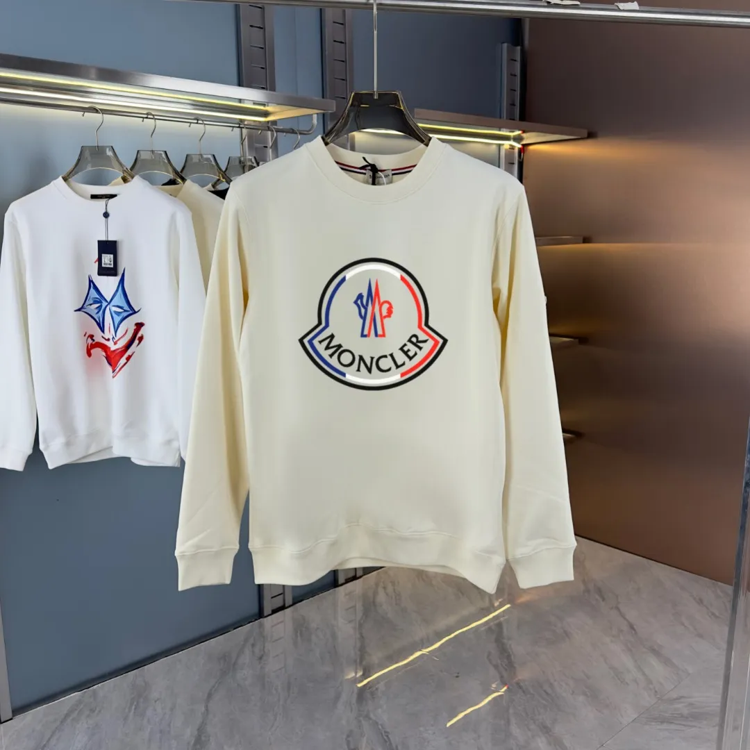 P210 high version sweatshirt) 📦With exclusive picture packaging📦 [Long-term ready stock] Upgraded version "Mobile phone smart sensor ~ NFC chip armband ~ Direct access to the official website anti-counterfeiting" 〖 𝐌𝐎𝐍𝐂𝐋𝐄𝐑 ~ Mouth covering〗 2025 new high quality, using 450g heavyweight fabric Different from the market currency, you can mix and match everything at will and you will be handsome😎The whole clothes is made of double waistcoats. The double waistcoats make the whole dress more three-dimensional. It is not an ordinary factory that can do such fine work. 2025 autumn and winter new style, on sale at the counter, exquisite printed round neck terry sweatshirt. High-end double-ply cotton. Customized stretch ribs are dyed in the same vat. Three standards are complete. It is matched with digital printing patterns and is very breathable. Same style for men and women. Color: black, white, apricot. Size: S M L XL 2XL