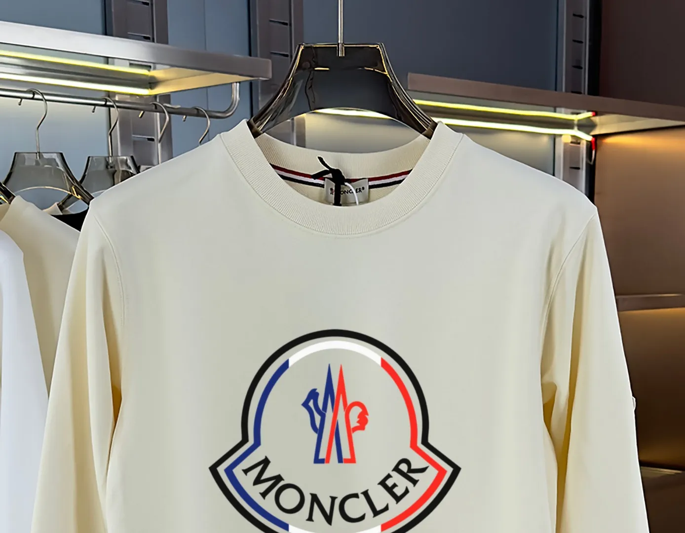 P210 high version sweatshirt) 📦With exclusive picture packaging📦 [Long-term ready stock] Upgraded version "Mobile phone smart sensor ~ NFC chip armband ~ Direct access to the official website anti-counterfeiting" 〖 𝐌𝐎𝐍𝐂𝐋𝐄𝐑 ~ Mouth covering〗 2025 new high quality, using 450g heavyweight fabric Different from the market currency, you can mix and match everything at will and you will be handsome😎The whole clothes is made of double waistcoats. The double waistcoats make the whole dress more three-dimensional. It is not an ordinary factory that can do such fine work. 2025 autumn and winter new style, on sale at the counter, exquisite printed round neck terry sweatshirt. High-end double-ply cotton. Customized stretch ribs are dyed in the same vat. Three standards are complete. It is matched with digital printing patterns and is very breathable. Same style for men and women. Color: black, white, apricot. Size: S M L XL 2XL