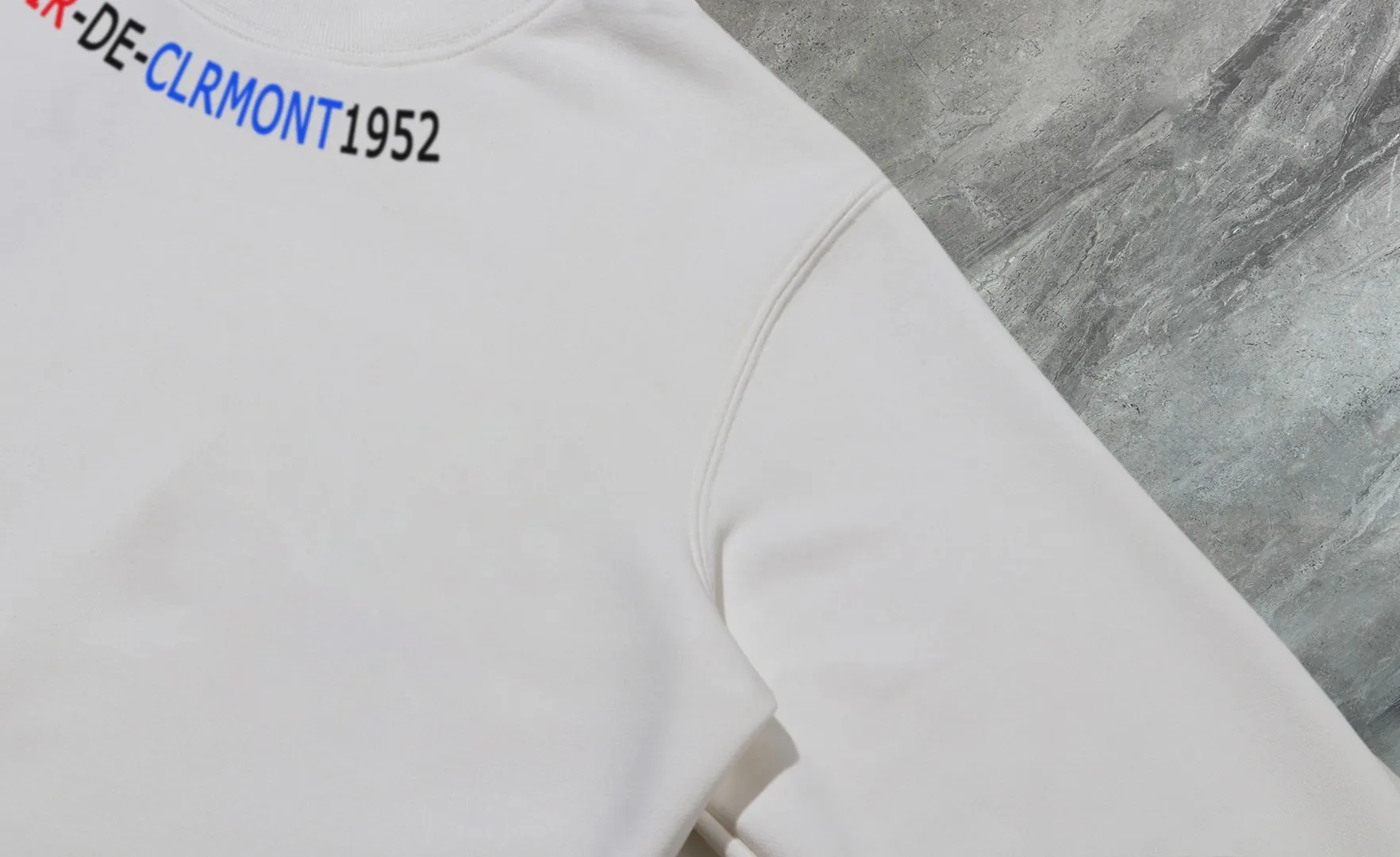 P210 High-version sweatshirt) [Long-term stock] 〖𝐌𝐎𝐍𝐂𝐋𝐄𝐑~Mask〗 Made of 440g heavy-weight fabric. It is different from the market currency. It can be matched with any variety and is properly handsome. 😎The whole dress is made of double waistcoats. The double waistcoats make the whole dress more three-dimensional. Not ordinary factories can do such fine work. 2025 Spring runway version of the T stage, on sale at the counter, round neck terry sweatshirt, high-end double-strand pure cotton, custom-made stretch ribs, dyed in the same vat, complete with three standards, matched with exquisite embroidered LOGO on the chest, simple and advanced, same style for men and women. Color: black, apricot, white, size: S M L XL 2XL