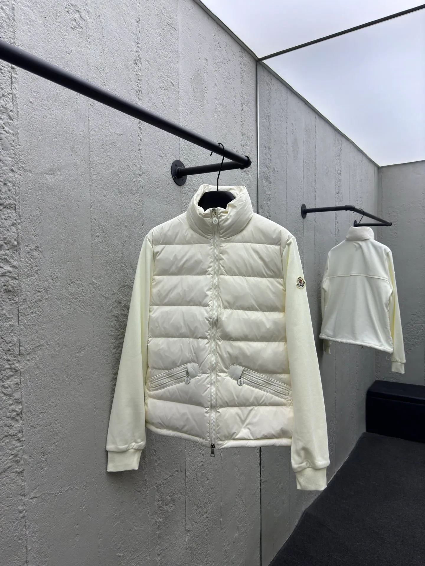 P580 Moncler home 24 autumn and winter new style, stand-up collar pure cotton splicing down jacket, elegant stand-up collar design, pure cotton patch logo sleeves splicing bread down vest, the upper body is cool and age-reducing, warm and practical, the milky color upper body is super age-reducing, the whole Korean drama daughter-in-law, sweet and salty, age-reducing girlish feeling is easy to handle. Style number: A74# Color: black white Size: S M L XL