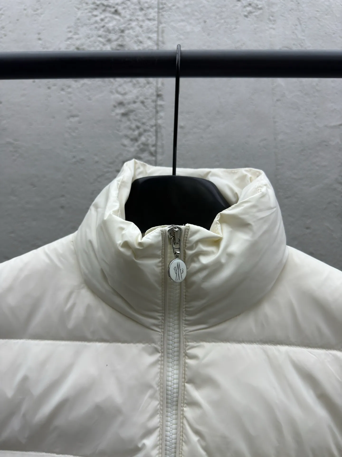 P580 Moncler home 24 autumn and winter new style, stand-up collar pure cotton splicing down jacket, elegant stand-up collar design, pure cotton patch logo sleeves splicing bread down vest, the upper body is cool and age-reducing, warm and practical, the milky color upper body is super age-reducing, the whole Korean drama daughter-in-law, sweet and salty, age-reducing girlish feeling is easy to handle. Style number: A74# Color: black white Size: S M L XL