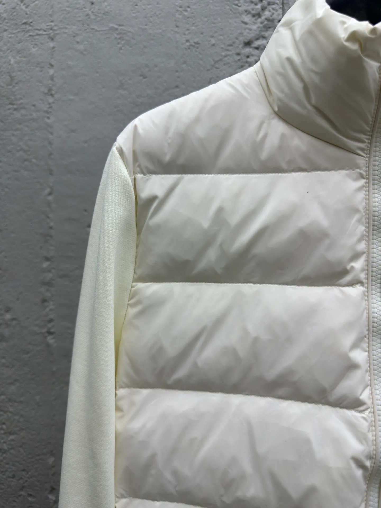 P580 Moncler home 24 autumn and winter new style, stand-up collar pure cotton splicing down jacket, elegant stand-up collar design, pure cotton patch logo sleeves splicing bread down vest, the upper body is cool and age-reducing, warm and practical, the milky color upper body is super age-reducing, the whole Korean drama daughter-in-law, sweet and salty, age-reducing girlish feeling is easy to handle. Style number: A74# Color: black white Size: S M L XL