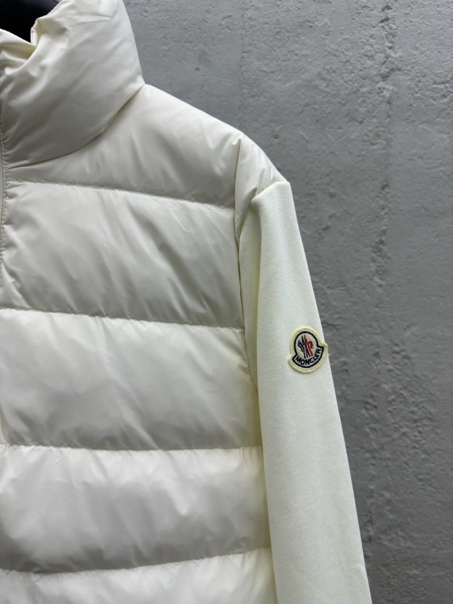 P580 Moncler home 24 autumn and winter new style, stand-up collar pure cotton splicing down jacket, elegant stand-up collar design, pure cotton patch logo sleeves splicing bread down vest, the upper body is cool and age-reducing, warm and practical, the milky color upper body is super age-reducing, the whole Korean drama daughter-in-law, sweet and salty, age-reducing girlish feeling is easy to handle. Style number: A74# Color: black white Size: S M L XL