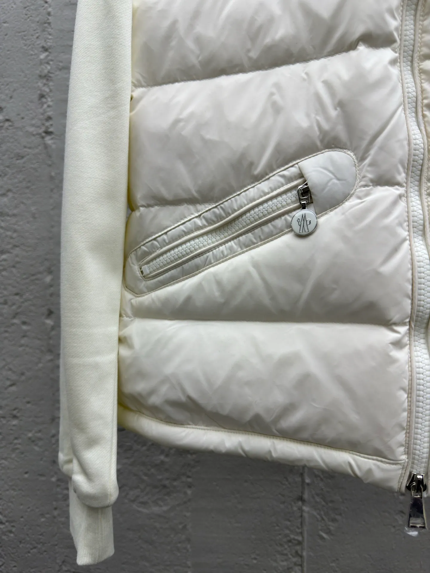 P580 Moncler home 24 autumn and winter new style, stand-up collar pure cotton splicing down jacket, elegant stand-up collar design, pure cotton patch logo sleeves splicing bread down vest, the upper body is cool and age-reducing, warm and practical, the milky color upper body is super age-reducing, the whole Korean drama daughter-in-law, sweet and salty, age-reducing girlish feeling is easy to handle. Style number: A74# Color: black white Size: S M L XL