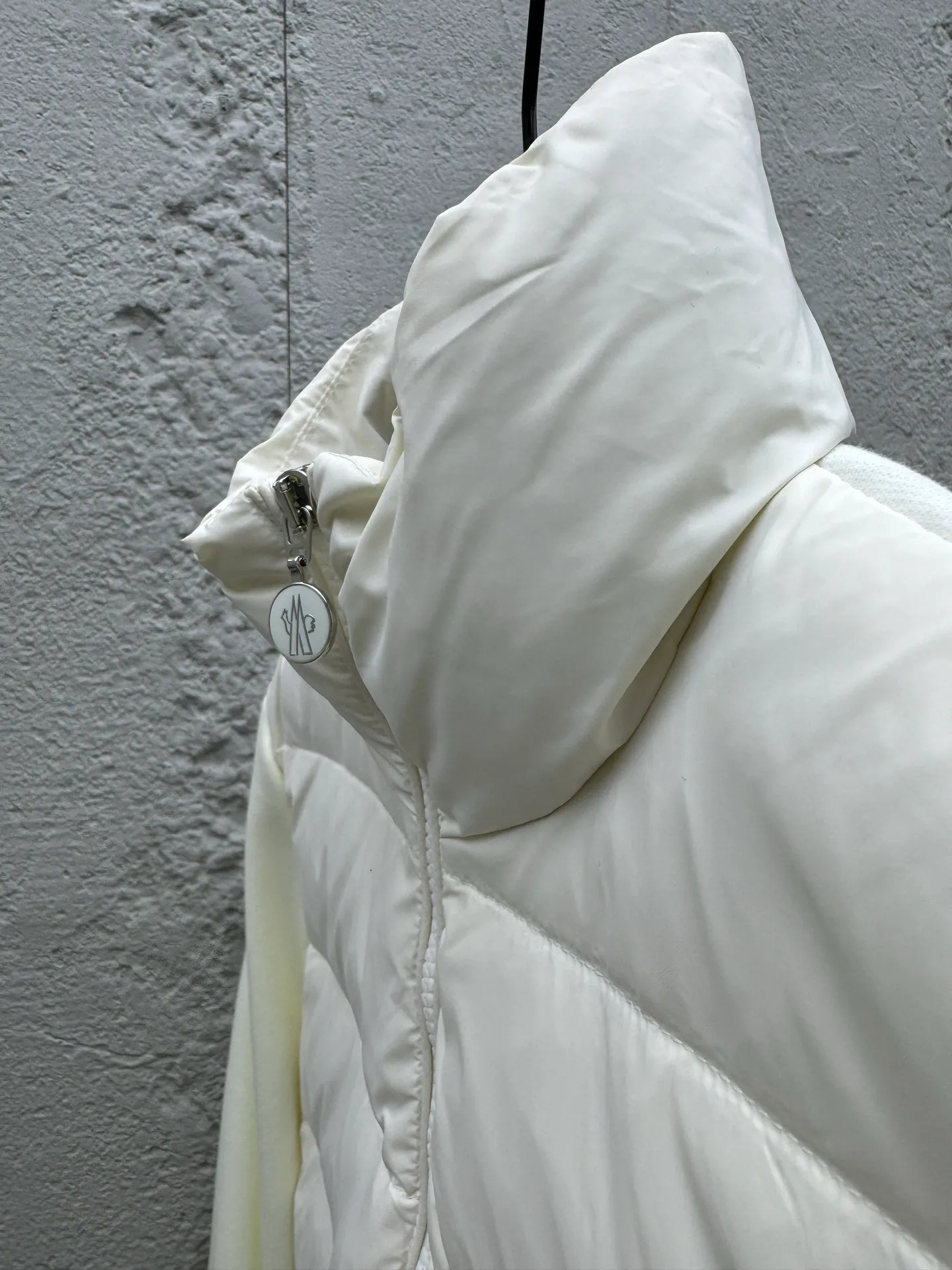 P580 Moncler home 24 autumn and winter new style, stand-up collar pure cotton splicing down jacket, elegant stand-up collar design, pure cotton patch logo sleeves splicing bread down vest, the upper body is cool and age-reducing, warm and practical, the milky color upper body is super age-reducing, the whole Korean drama daughter-in-law, sweet and salty, age-reducing girlish feeling is easy to handle. Style number: A74# Color: black white Size: S M L XL