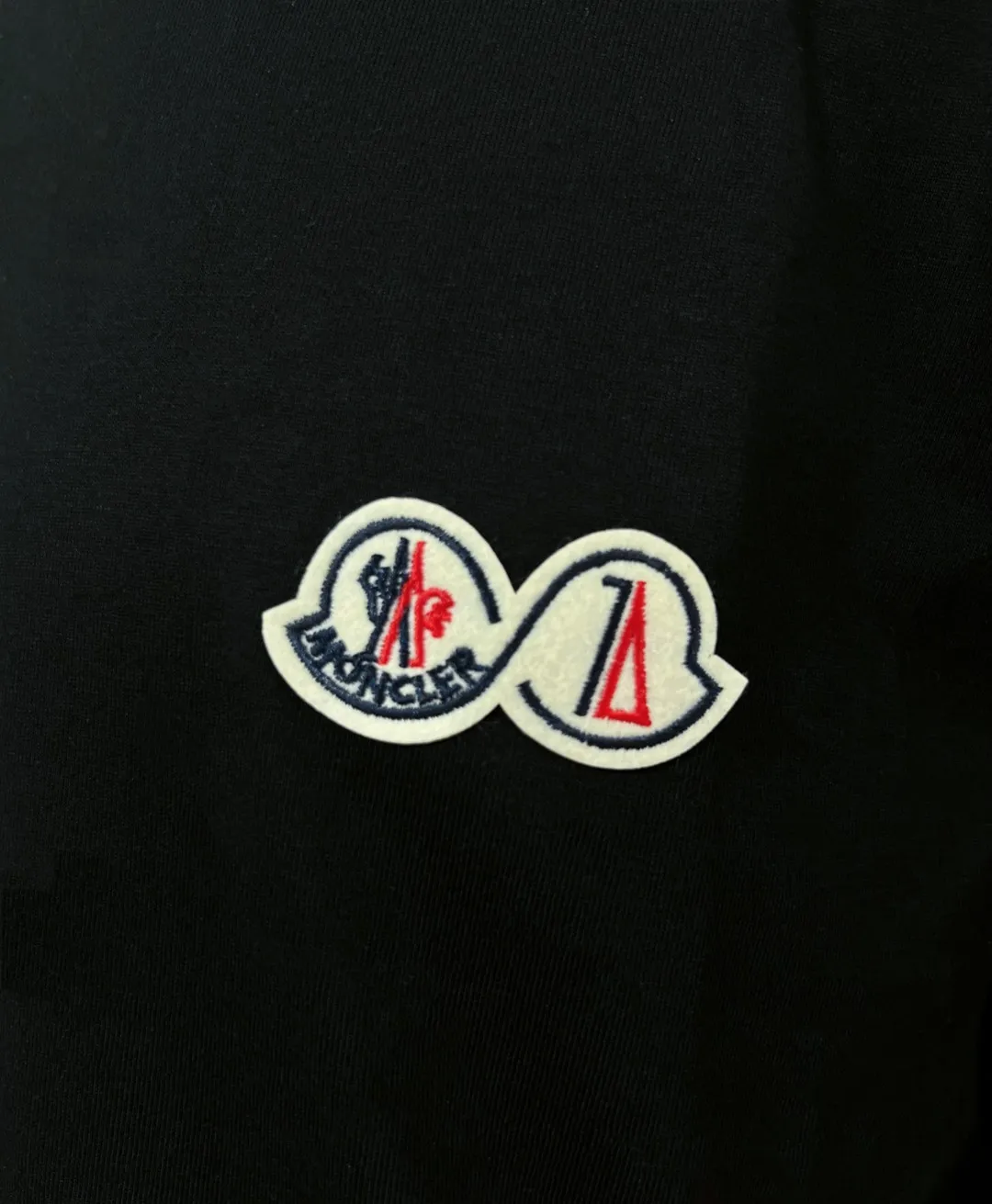 P140 MONCLER double-labeled classic model is on sale on the official website at the same time; the washable mark supports NFC scanning to enter the official website; 240g double yarn 100% cotton fabric is selected; the double-connected small label is embroidered with exquisite embroidery logo on the chest, and the details of the logo and letter are consistent with the official website; simple and classic style, versatile, durable and durable, the same style as the Internet celebrity star! Color: black white, size XS-L (can wear up to 200 pounds)