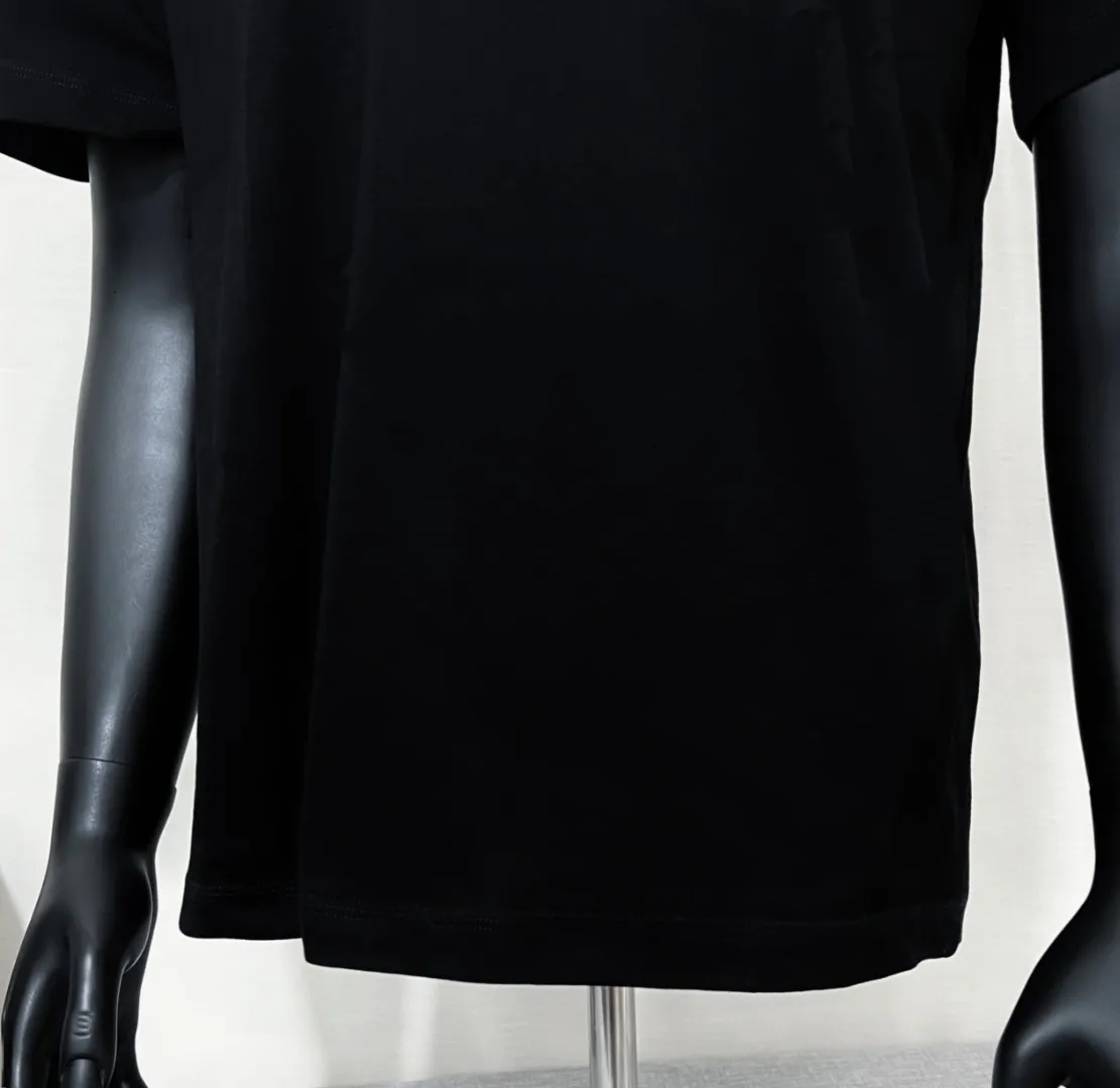 P140 MONCLER double-labeled classic model is on sale on the official website at the same time; the washable mark supports NFC scanning to enter the official website; 240g double yarn 100% cotton fabric is selected; the double-connected small label is embroidered with exquisite embroidery logo on the chest, and the details of the logo and letter are consistent with the official website; simple and classic style, versatile, durable and durable, the same style as the Internet celebrity star! Color: black white, size XS-L (can wear up to 200 pounds)