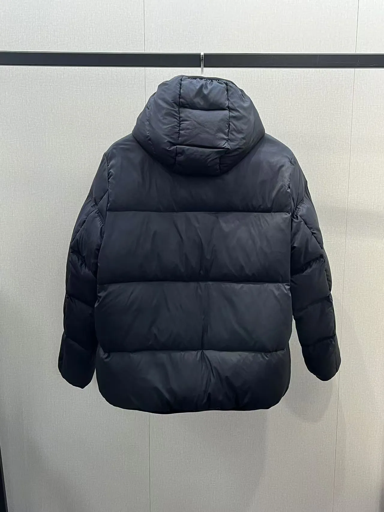 P880 special down ⬆️Moncler Masac men's short down jacket. A must-have item for fabric control. 2024 new technical fabric. Extremely lightweight. Ultra-light and ultra-white duck neck down filling. Ceiling cleanliness. 850+ fill power. ⚠️Special grade product with complete barcode numbers and consistent with the official website. The tag has built-in NFC electronic sensor anti-counterfeiting. It supports multiple anti-counterfeiting verifications. It comes standard with a full set of gift box packaging at the counter. Masac men's short down jacket is made of protective materials and decorated with geometric quilting, which is lightweight and warm.  The Masac men's down jacket combines cutting-edge fabrics with innovative details. Short design made from lightweight, fine-grained tear-resistant functional fabric for durability and practicality. Lightweight and warm, it's finished with gusseted quilting. Comes with removable hood. Details •Made from ripstop fabric •Fine soft ripstop lining •Down filled •Removable hood •Two-way zipper closure •Zip pockets •Elasticized cuffs and hem Size: 1-5 Black/Blue Couple's