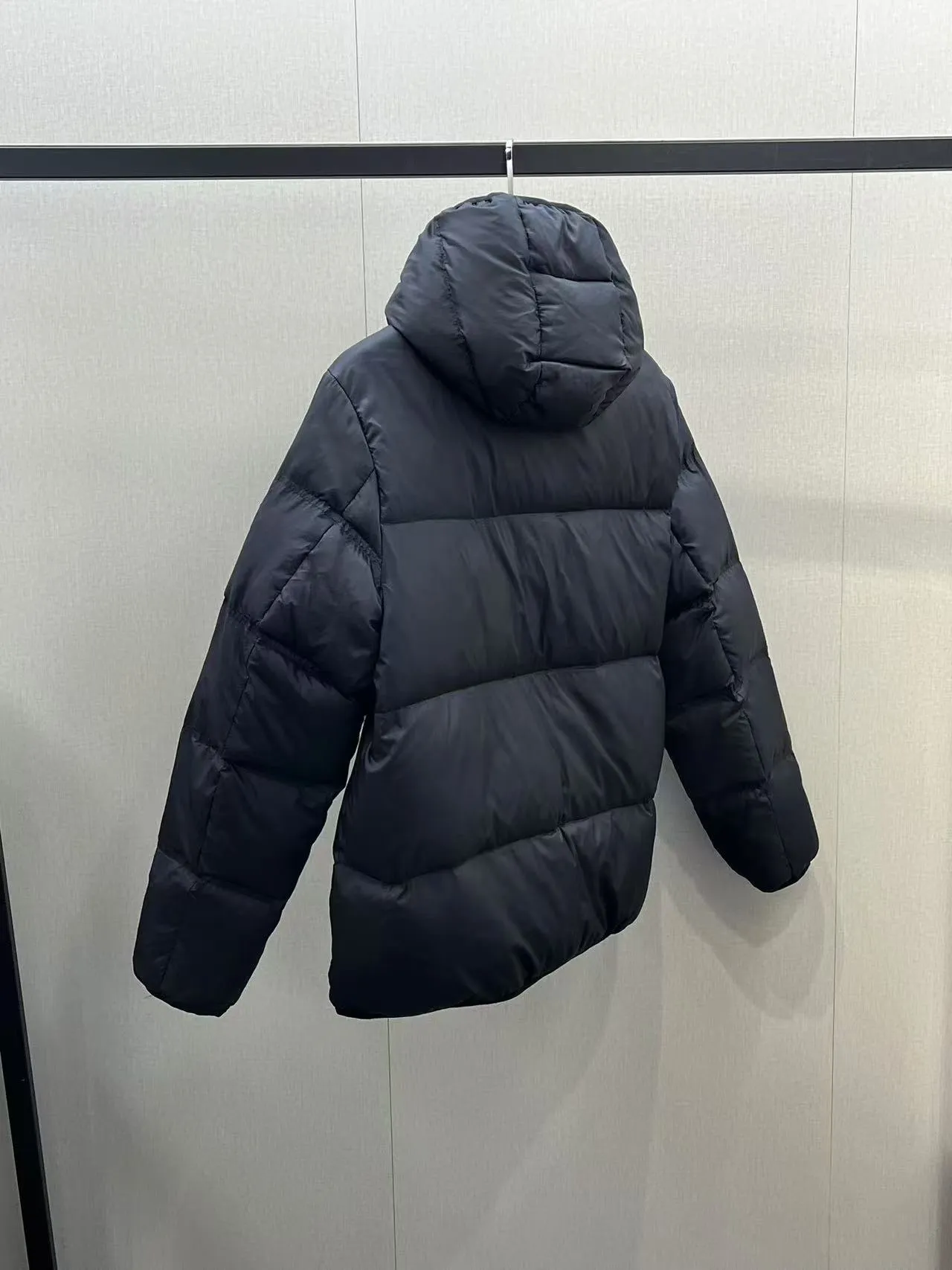 P880 special down ⬆️Moncler Masac men's short down jacket. A must-have item for fabric control. 2024 new technical fabric. Extremely lightweight. Ultra-light and ultra-white duck neck down filling. Ceiling cleanliness. 850+ fill power. ⚠️Special grade product with complete barcode numbers and consistent with the official website. The tag has built-in NFC electronic sensor anti-counterfeiting. It supports multiple anti-counterfeiting verifications. It comes standard with a full set of gift box packaging at the counter. Masac men's short down jacket is made of protective materials and decorated with geometric quilting, which is lightweight and warm.  The Masac men's down jacket combines cutting-edge fabrics with innovative details. Short design made from lightweight, fine-grained tear-resistant functional fabric for durability and practicality. Lightweight and warm, it's finished with gusseted quilting. Comes with removable hood. Details •Made from ripstop fabric •Fine soft ripstop lining •Down filled •Removable hood •Two-way zipper closure •Zip pockets •Elasticized cuffs and hem Size: 1-5 Black/Blue Couple's