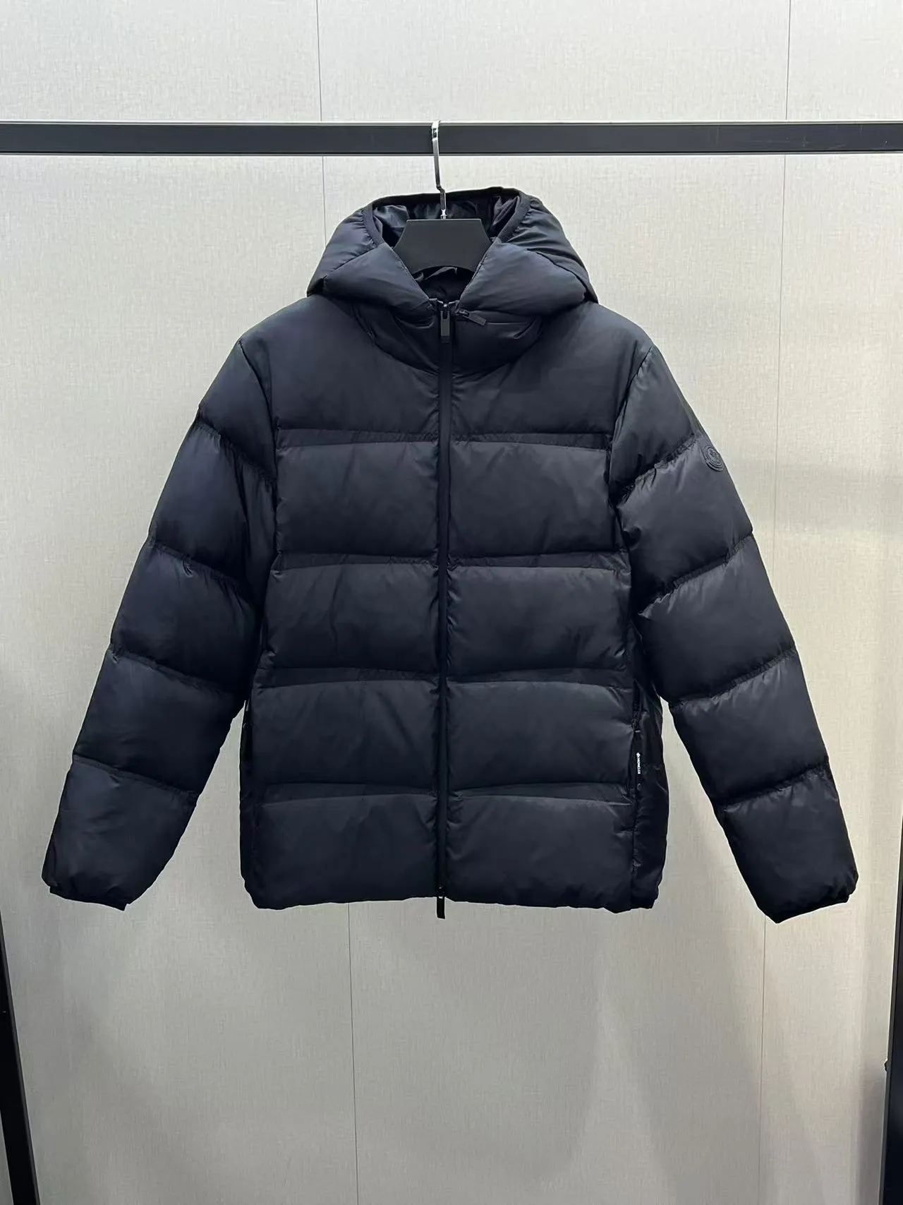 P880 special down ⬆️Moncler Masac men's short down jacket. A must-have item for fabric control. 2024 new technical fabric. Extremely lightweight. Ultra-light and ultra-white duck neck down filling. Ceiling cleanliness. 850+ fill power. ⚠️Special grade product with complete barcode numbers and consistent with the official website. The tag has built-in NFC electronic sensor anti-counterfeiting. It supports multiple anti-counterfeiting verifications. It comes standard with a full set of gift box packaging at the counter. Masac men's short down jacket is made of protective materials and decorated with geometric quilting, which is lightweight and warm.  The Masac men's down jacket combines cutting-edge fabrics with innovative details. Short design made from lightweight, fine-grained tear-resistant functional fabric for durability and practicality. Lightweight and warm, it's finished with gusseted quilting. Comes with removable hood. Details •Made from ripstop fabric •Fine soft ripstop lining •Down filled •Removable hood •Two-way zipper closure •Zip pockets •Elasticized cuffs and hem Size: 1-5 Black/Blue Couple's