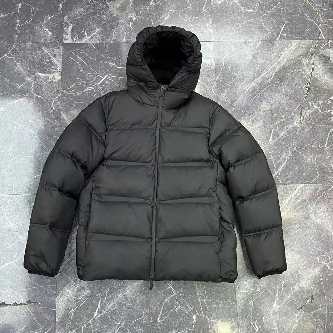 P880 special down ⬆️Moncler Masac men's short down jacket. A must-have item for fabric control. 2024 new technical fabric. Extremely lightweight. Ultra-light and ultra-white duck neck down filling. Ceiling cleanliness. 850+ fill power. ⚠️Special grade product with complete barcode numbers and consistent with the official website. The tag has built-in NFC electronic sensor anti-counterfeiting. It supports multiple anti-counterfeiting verifications. It comes standard with a full set of gift box packaging at the counter. Masac men's short down jacket is made of protective materials and decorated with geometric quilting, which is lightweight and warm.  The Masac men's down jacket combines cutting-edge fabrics with innovative details. Short design made from lightweight, fine-grained tear-resistant functional fabric for durability and practicality. Lightweight and warm, it's finished with gusseted quilting. Comes with removable hood. Details •Made from ripstop fabric •Fine soft ripstop lining •Down filled •Removable hood •Two-way zipper closure •Zip pockets •Elasticized cuffs and hem Size: 1-5 Black/Blue Couple's