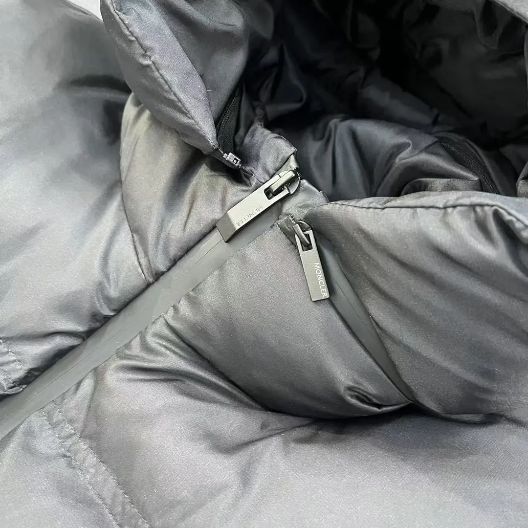 P880 special down ⬆️Moncler Masac men's short down jacket. A must-have item for fabric control. 2024 new technical fabric. Extremely lightweight. Ultra-light and ultra-white duck neck down filling. Ceiling cleanliness. 850+ fill power. ⚠️Special grade product with complete barcode numbers and consistent with the official website. The tag has built-in NFC electronic sensor anti-counterfeiting. It supports multiple anti-counterfeiting verifications. It comes standard with a full set of gift box packaging at the counter. Masac men's short down jacket is made of protective materials and decorated with geometric quilting, which is lightweight and warm.  The Masac men's down jacket combines cutting-edge fabrics with innovative details. Short design made from lightweight, fine-grained tear-resistant functional fabric for durability and practicality. Lightweight and warm, it's finished with gusseted quilting. Comes with removable hood. Details •Made from ripstop fabric •Fine soft ripstop lining •Down filled •Removable hood •Two-way zipper closure •Zip pockets •Elasticized cuffs and hem Size: 1-5 Black/Blue Couple's