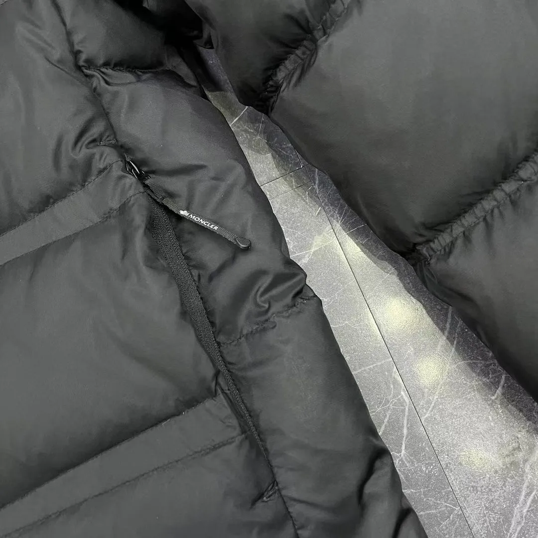 P880 special down ⬆️Moncler Masac men's short down jacket. A must-have item for fabric control. 2024 new technical fabric. Extremely lightweight. Ultra-light and ultra-white duck neck down filling. Ceiling cleanliness. 850+ fill power. ⚠️Special grade product with complete barcode numbers and consistent with the official website. The tag has built-in NFC electronic sensor anti-counterfeiting. It supports multiple anti-counterfeiting verifications. It comes standard with a full set of gift box packaging at the counter. Masac men's short down jacket is made of protective materials and decorated with geometric quilting, which is lightweight and warm.  The Masac men's down jacket combines cutting-edge fabrics with innovative details. Short design made from lightweight, fine-grained tear-resistant functional fabric for durability and practicality. Lightweight and warm, it's finished with gusseted quilting. Comes with removable hood. Details •Made from ripstop fabric •Fine soft ripstop lining •Down filled •Removable hood •Two-way zipper closure •Zip pockets •Elasticized cuffs and hem Size: 1-5 Black/Blue Couple's
