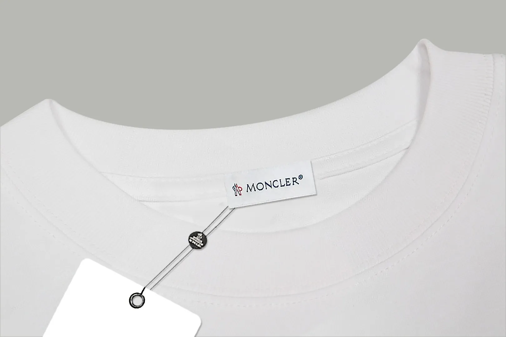 Moncler White - Sizes: S M L XL. Please state your height and weight when placing an order - Purchase the original model and make it with a full set of customized accessories. Details determine success or failure.  - Accessories: The original accessories are complete with one to one and three standards, os off-shoulder version, same style for men and women, official website quality - no gender distinction, same style for men and women
