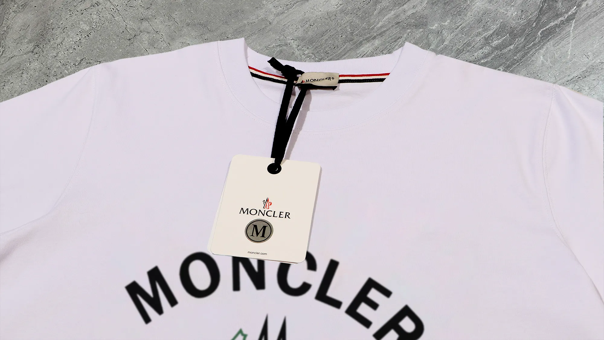 P210 High-version sweatshirt) [Long-term stock] 〖𝐌𝐎𝐍𝐂𝐋𝐄𝐑~Mask〗 Made of 440g heavy-weight fabric. It is different from the market currency. It can be matched with any variety and is properly handsome. 😎The whole dress is made of double waistcoats. The double waistcoats make the whole dress more three-dimensional. Not ordinary factories can do such fine work. 2025 Spring runway version of the T stage, on sale at the counter, round neck terry sweatshirt, high-end double-strand pure cotton, custom-made stretch ribs, dyed in the same vat, complete with three standards, matched with exquisite embroidered LOGO on the chest, simple and advanced, same style for men and women. Color: black, apricot, white, size: S M L XL 2XL