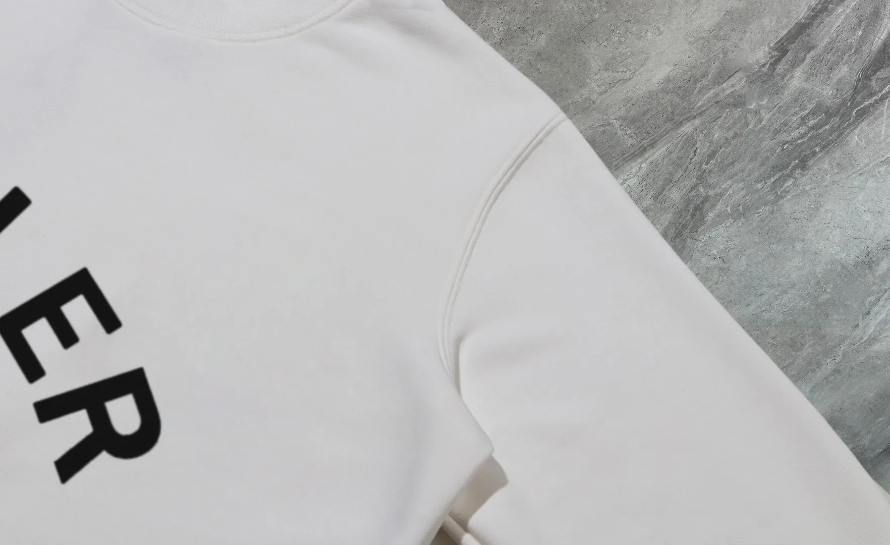 P210 High-version sweatshirt) [Long-term stock] 〖𝐌𝐎𝐍𝐂𝐋𝐄𝐑~Mask〗 Made of 440g heavy-weight fabric. It is different from the market currency. It can be matched with any variety and is properly handsome. 😎The whole dress is made of double waistcoats. The double waistcoats make the whole dress more three-dimensional. Not ordinary factories can do such fine work. 2025 Spring runway version of the T stage, on sale at the counter, round neck terry sweatshirt, high-end double-strand pure cotton, custom-made stretch ribs, dyed in the same vat, complete with three standards, matched with exquisite embroidered LOGO on the chest, simple and advanced, same style for men and women. Color: black, apricot, white, size: S M L XL 2XL