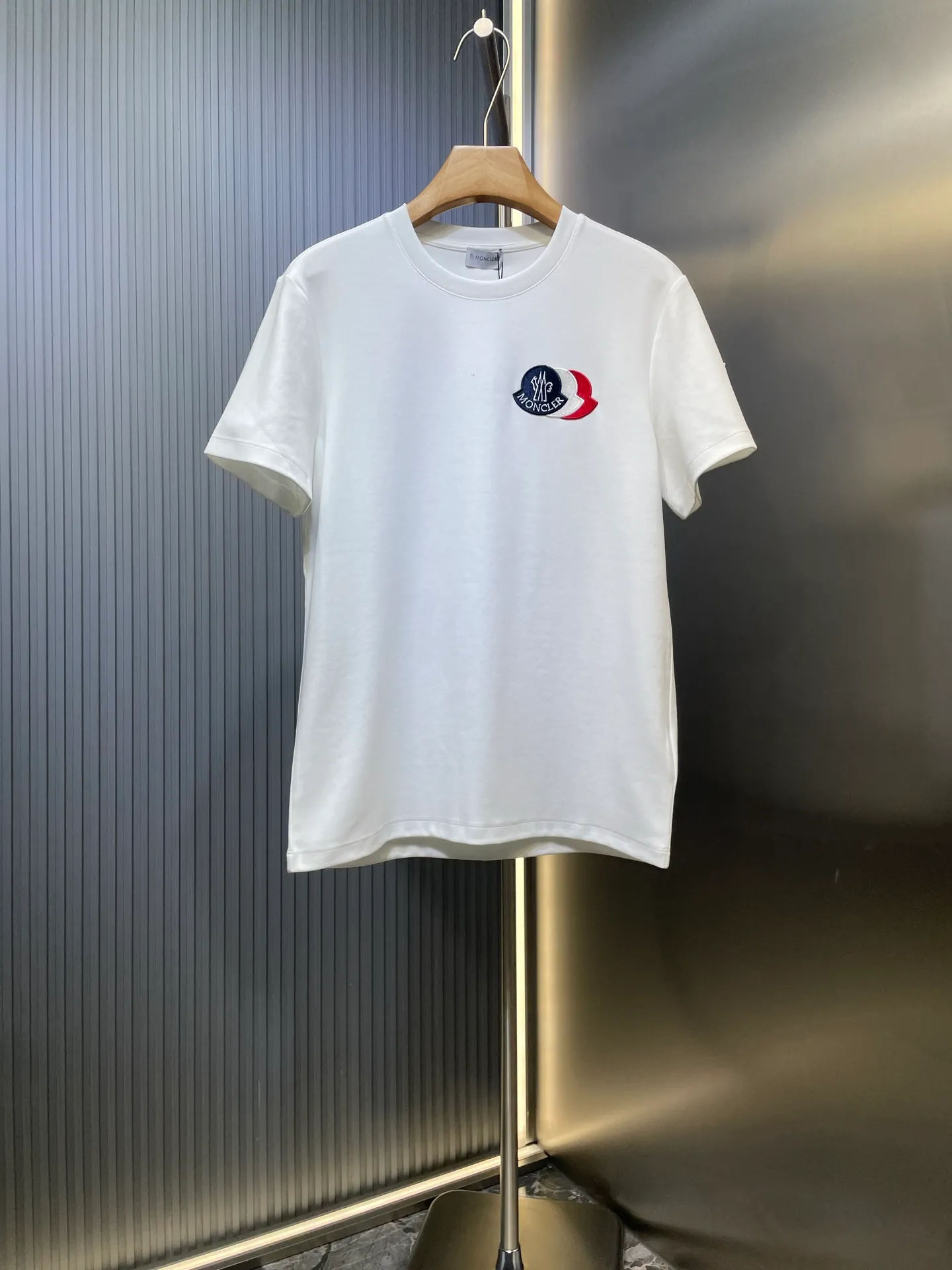 P300 Moncler🌟25 new fall and winter product with three-color embroidery logo. Thick fabric short sleeves, iconic three-color embroidery design on the chest, and classic wool embroidery logo on the left sleeve, interpreting the early autumn style brand logo. It is a basic classic style shirt that is suitable for wearing inside or outside. Made of 300 grams of heavy Lens modal cotton fabric: delicate and skin-friendly, soft and smooth, moisture-absorbent and breathable, often called "breathing fabric" Color: black, white size：s-xxxl